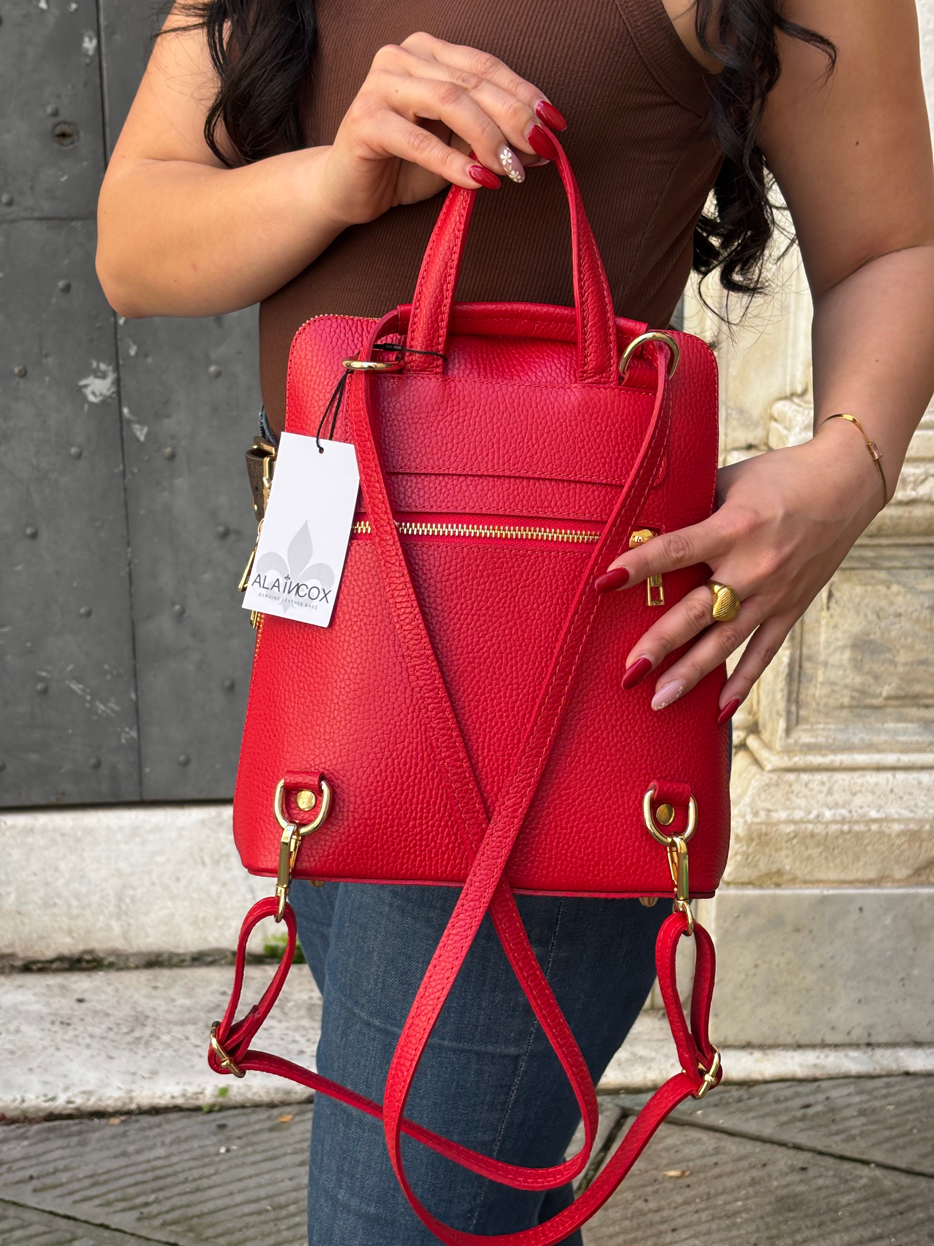MALVAROSA by ALAINCOX zaino in vera pelle Made in Italy, design elegante e compatto. Doppio scomparto con tasche organizzate, porta Tablet 11”, finiture oro lucido. Boutique Via di Fossatello Genova. Dimensioni 29×23×9 cm.
