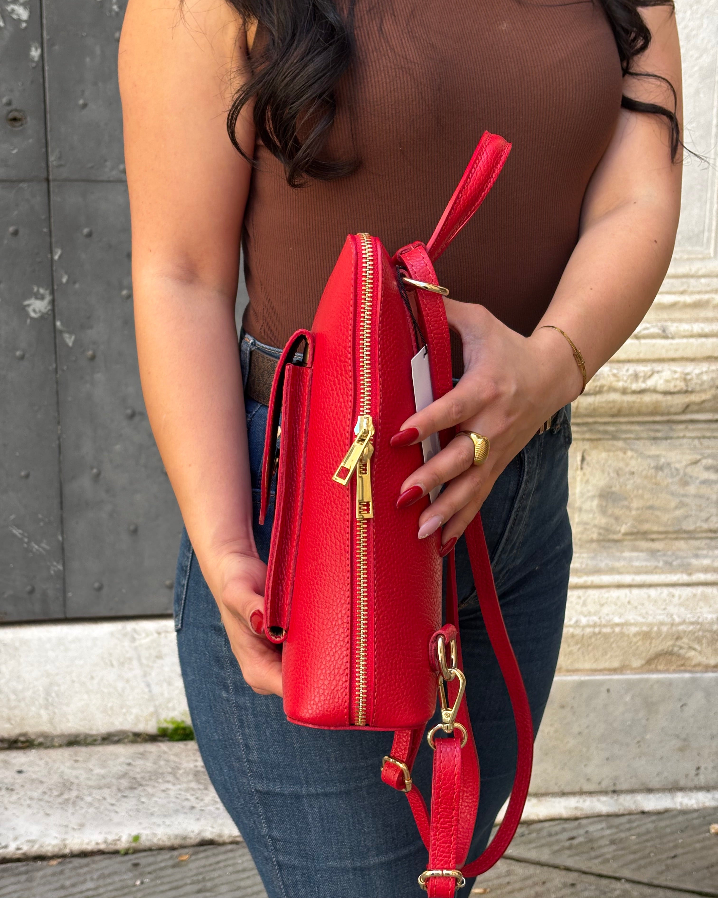 MALVAROSA by ALAINCOX zaino in vera pelle Made in Italy, design elegante e compatto. Doppio scomparto con tasche organizzate, porta Tablet 11”, finiture oro lucido. Boutique Via di Fossatello Genova. Dimensioni 29×23×9 cm.