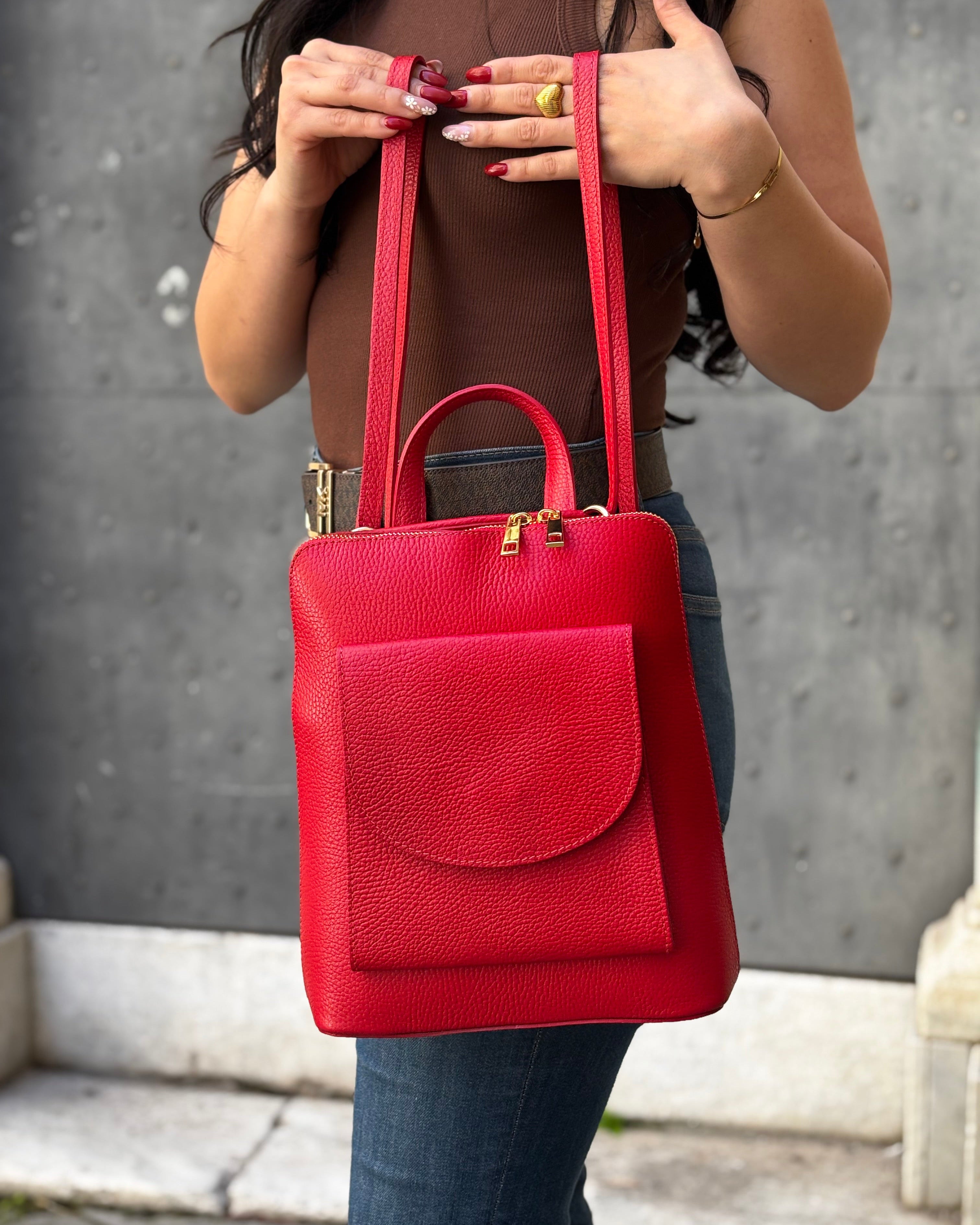 MALVAROSA by ALAINCOX zaino in vera pelle Made in Italy, design elegante e compatto. Doppio scomparto con tasche organizzate, porta Tablet 11”, finiture oro lucido. Boutique Via di Fossatello Genova. Dimensioni 29×23×9 cm.
