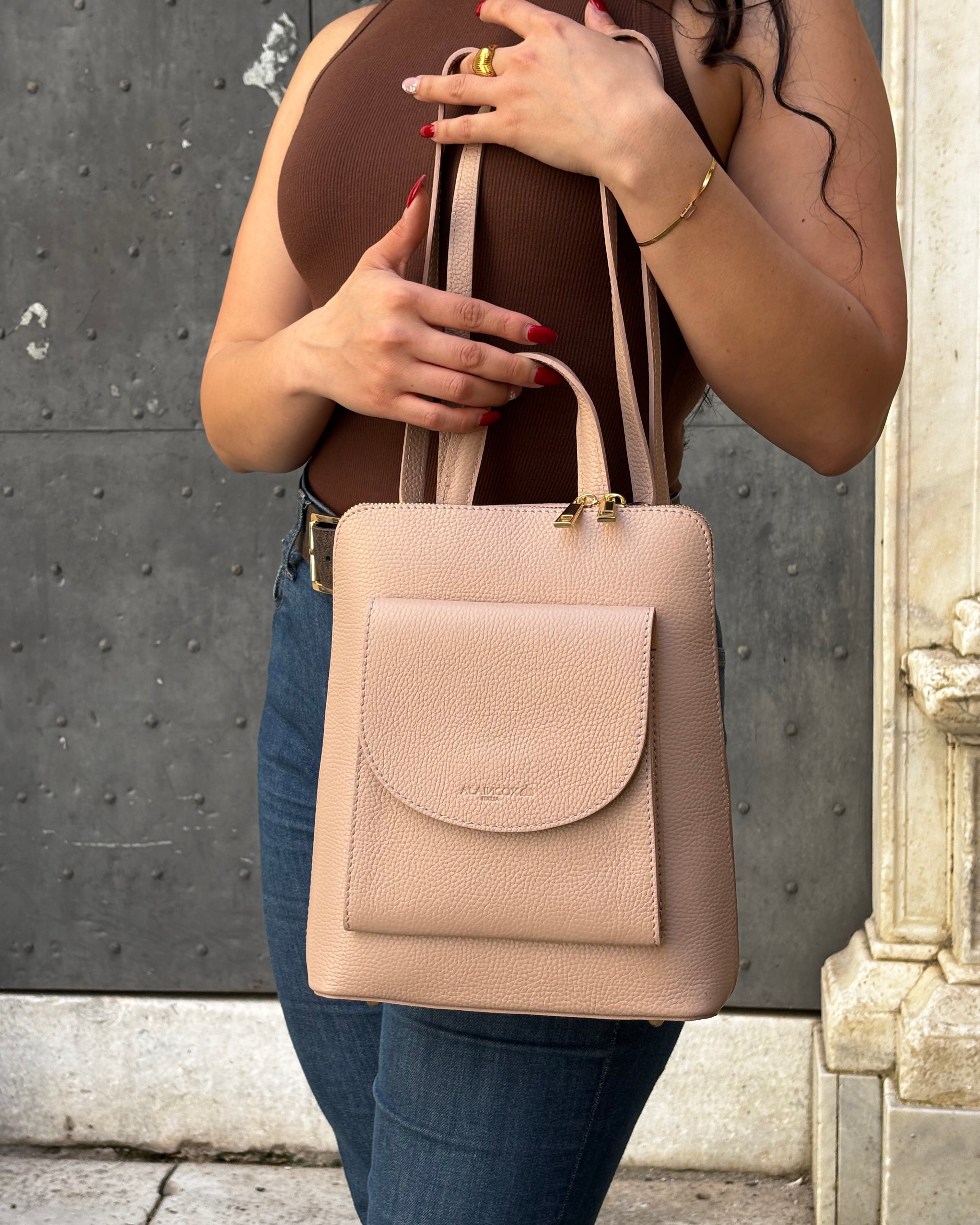 MALVAROSA by ALAINCOX zaino in vera pelle Made in Italy, design elegante e compatto. Doppio scomparto con tasche organizzate, porta Tablet 11”, finiture oro lucido. Boutique Via di Fossatello Genova. Dimensioni 29×23×9 cm.