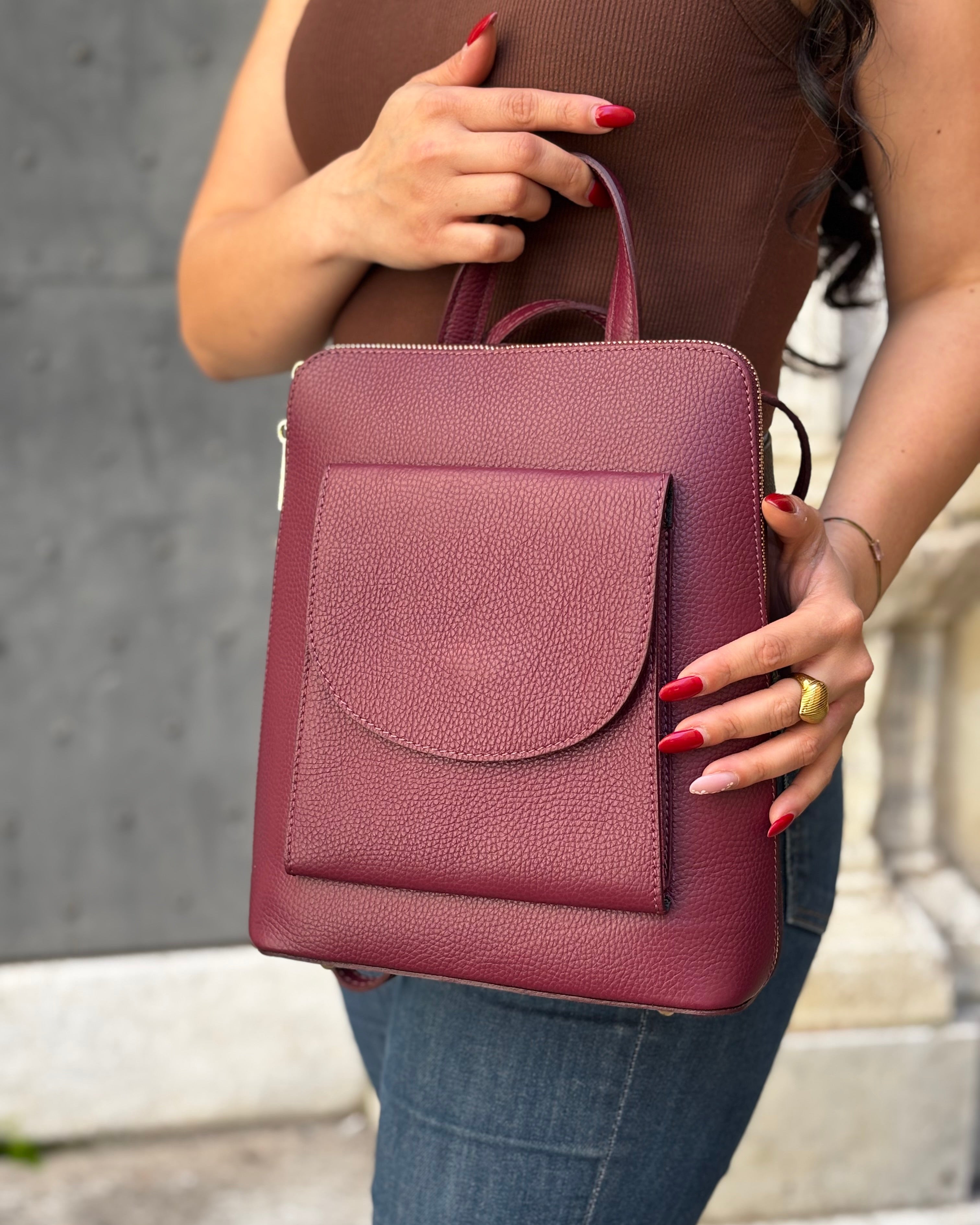 MALVAROSA by ALAINCOX zaino in vera pelle Made in Italy, design elegante e compatto. Doppio scomparto con tasche organizzate, porta Tablet 11”, finiture oro lucido. Boutique Via di Fossatello Genova. Dimensioni 29×23×9 cm.