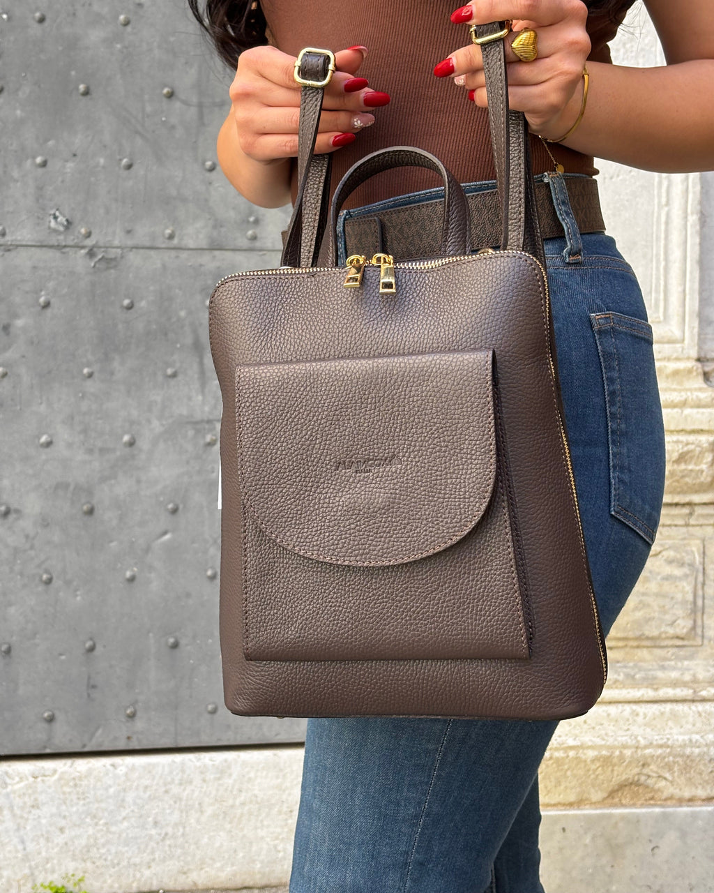 MALVAROSA by ALAINCOX zaino in vera pelle Made in Italy, design elegante e compatto. Doppio scomparto con tasche organizzate, porta Tablet 11”, finiture oro lucido. Boutique Via di Fossatello Genova. Dimensioni 29×23×9 cm.