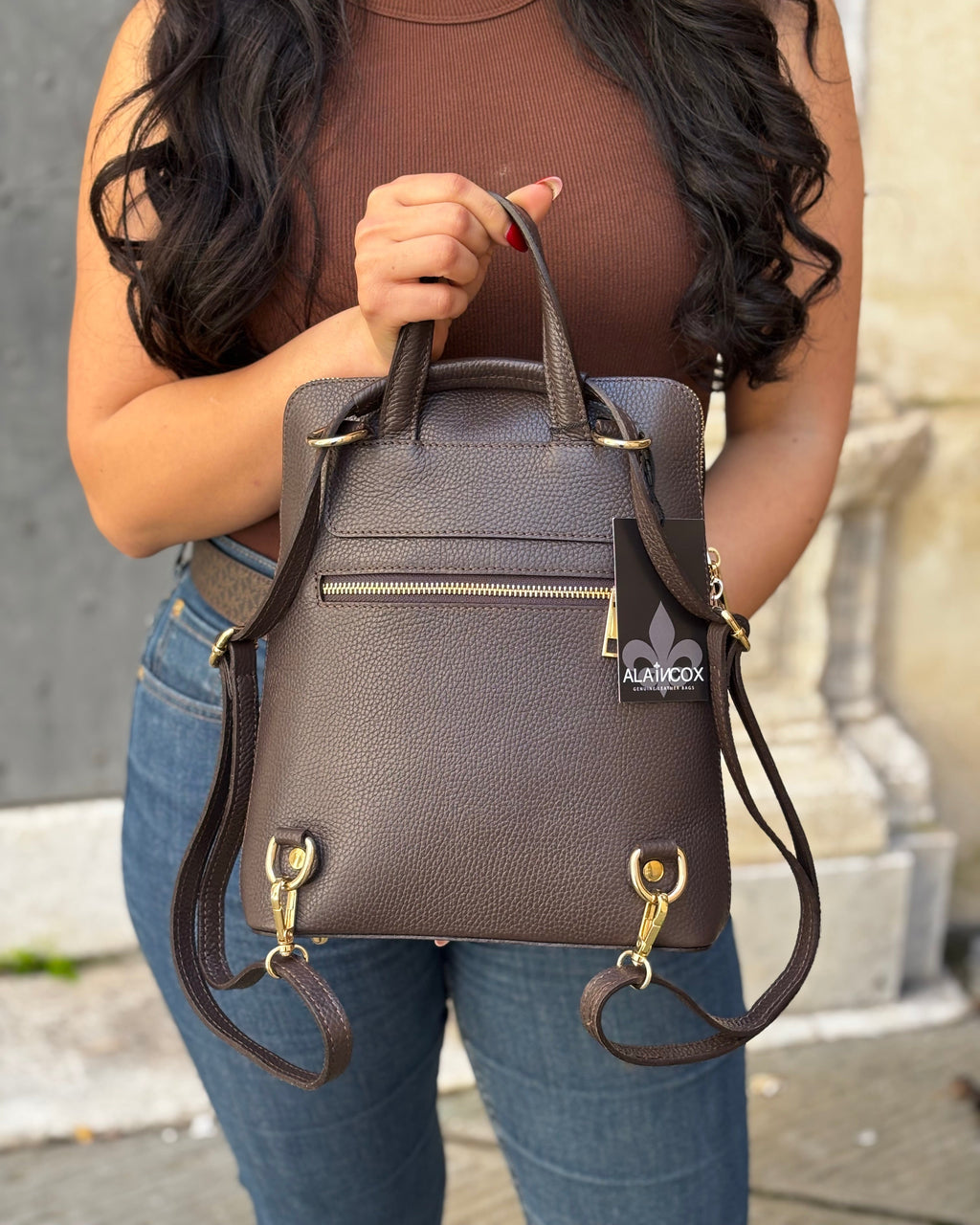 MALVAROSA by ALAINCOX zaino in vera pelle Made in Italy, design elegante e compatto. Doppio scomparto con tasche organizzate, porta Tablet 11”, finiture oro lucido. Boutique Via di Fossatello Genova. Dimensioni 29×23×9 cm.