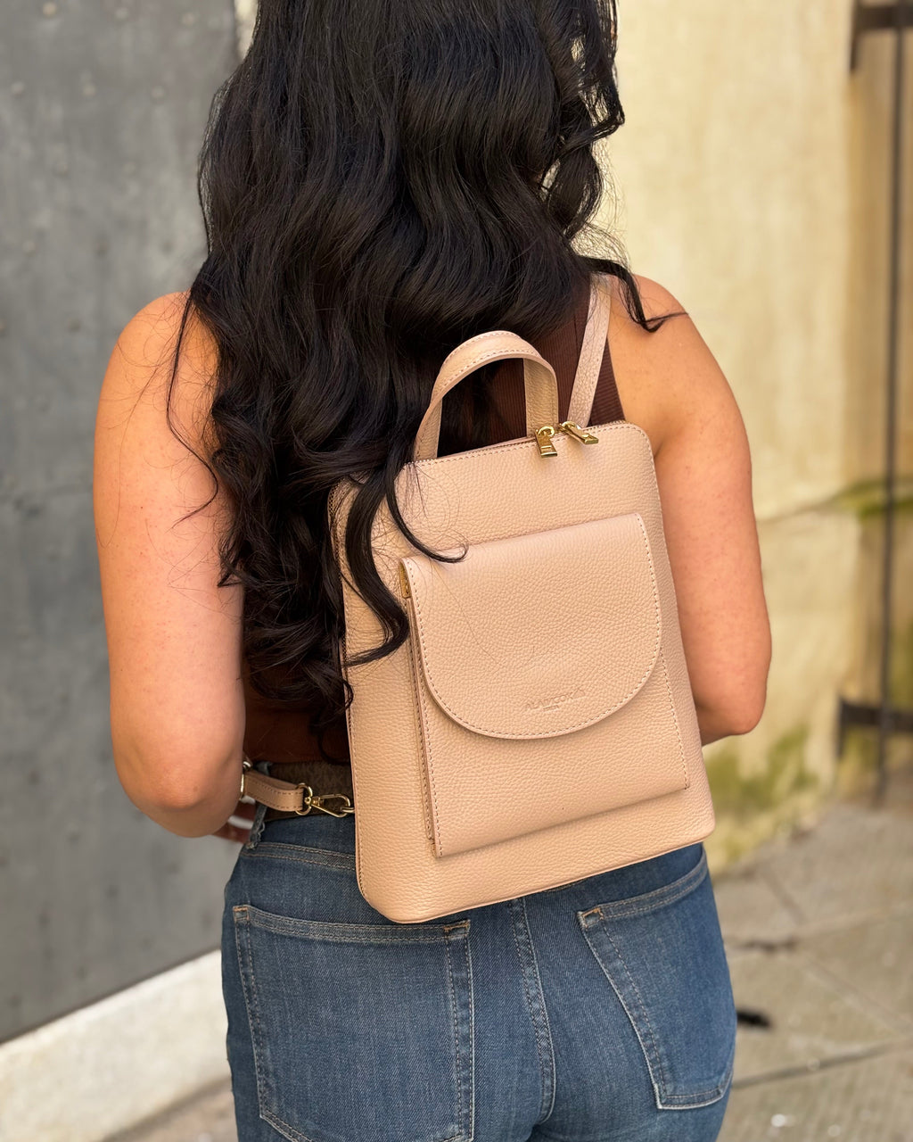 MALVAROSA by ALAINCOX zaino in vera pelle Made in Italy, design elegante e compatto. Doppio scomparto con tasche organizzate, porta Tablet 11”, finiture oro lucido. Boutique Via di Fossatello Genova. Dimensioni 29×23×9 cm.