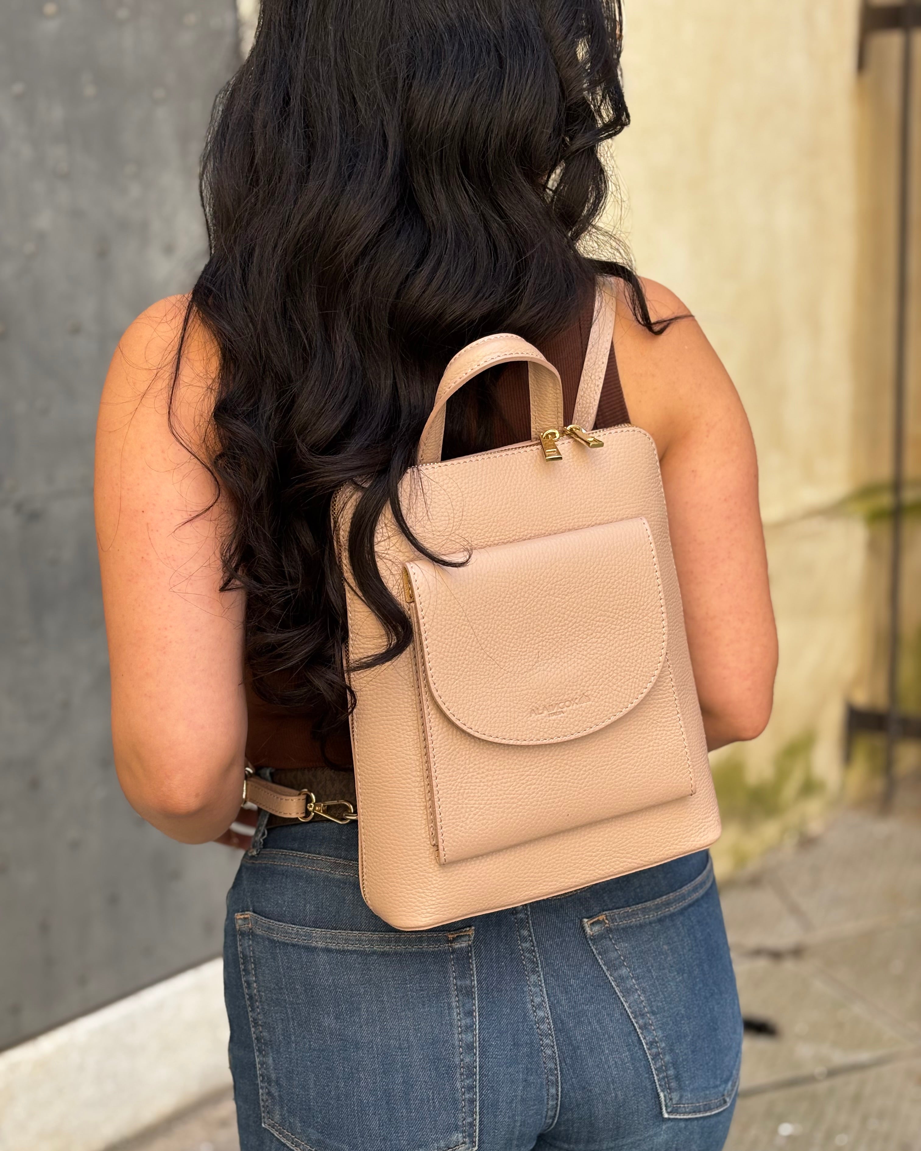 MALVAROSA by ALAINCOX zaino in vera pelle Made in Italy, design elegante e compatto. Doppio scomparto con tasche organizzate, porta Tablet 11”, finiture oro lucido. Boutique Via di Fossatello Genova. Dimensioni 29×23×9 cm.