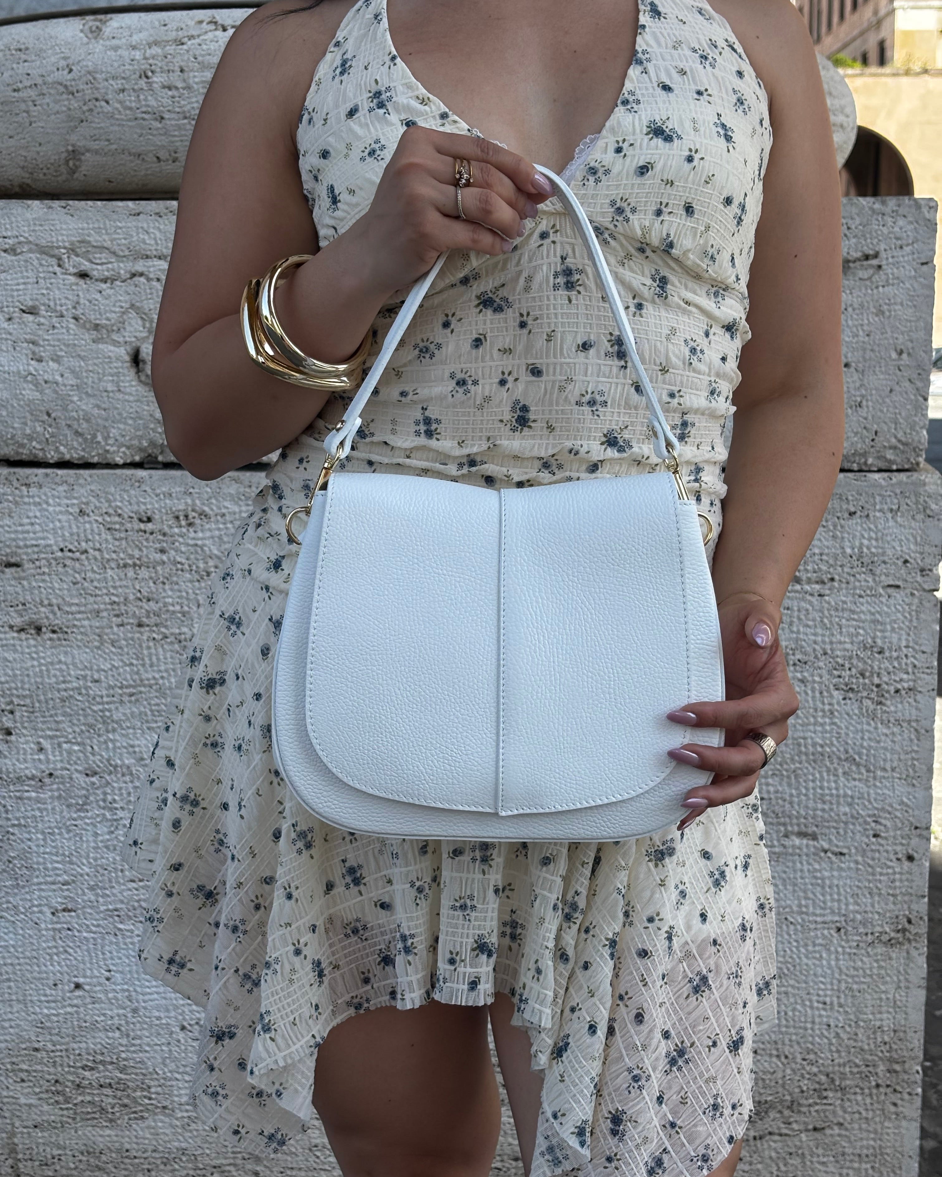 ALICIA borsa vera pelle martellata Made in Italy, borsa donna elegante, borsa a spalla e tracolla, pelle italiana, dettagli acciaio dorato, borsa artigianale italiana, borsa azzurra donna, ALAINCOX, Genova Via di Fossatello, boutique borse Genova, borsa in pelle premium.