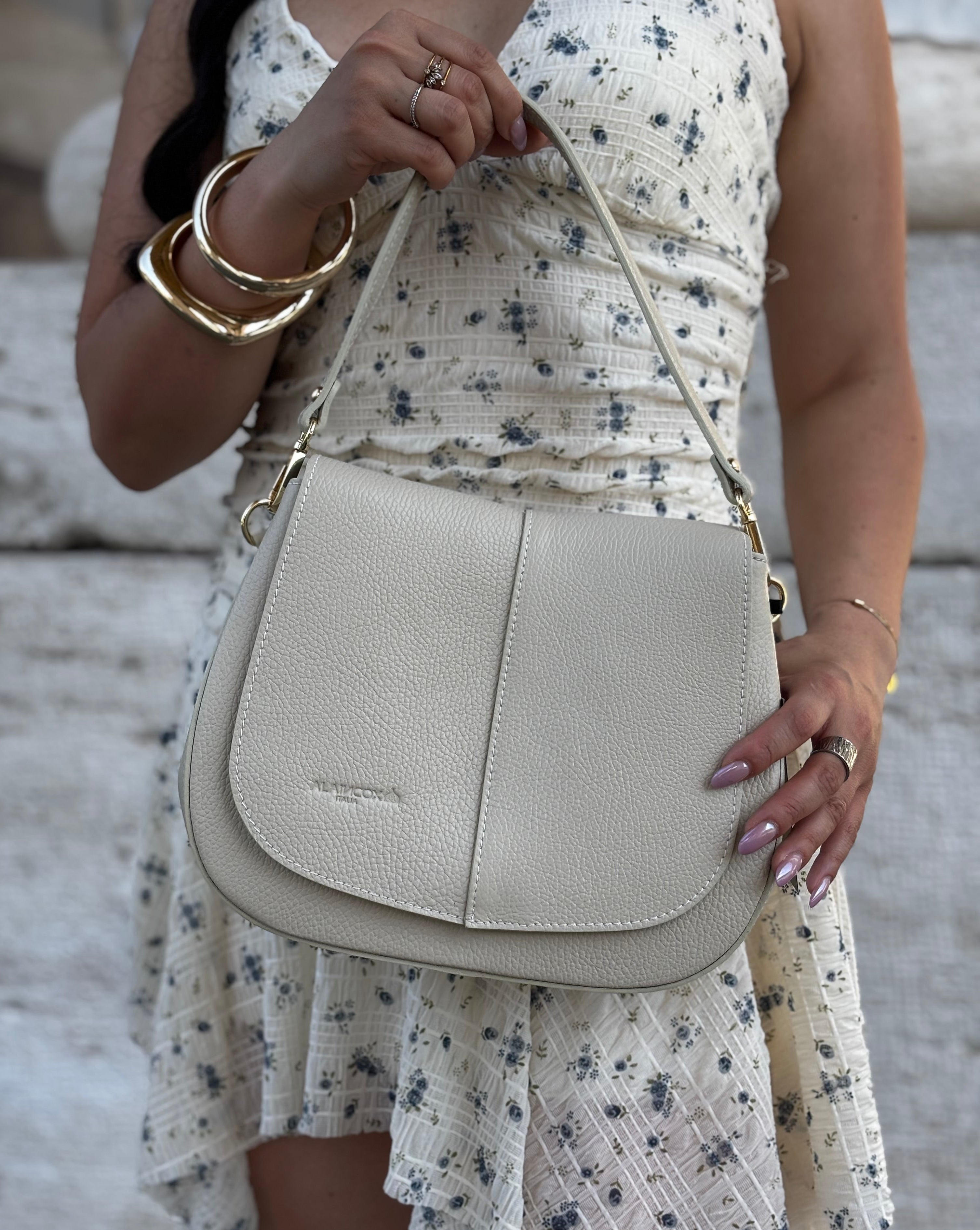 ALICIA borsa vera pelle martellata Made in Italy, borsa donna elegante, borsa a spalla e tracolla, pelle italiana, dettagli acciaio dorato, borsa artigianale italiana, borsa azzurra donna, ALAINCOX, Genova Via di Fossatello, boutique borse Genova, borsa in pelle premium.