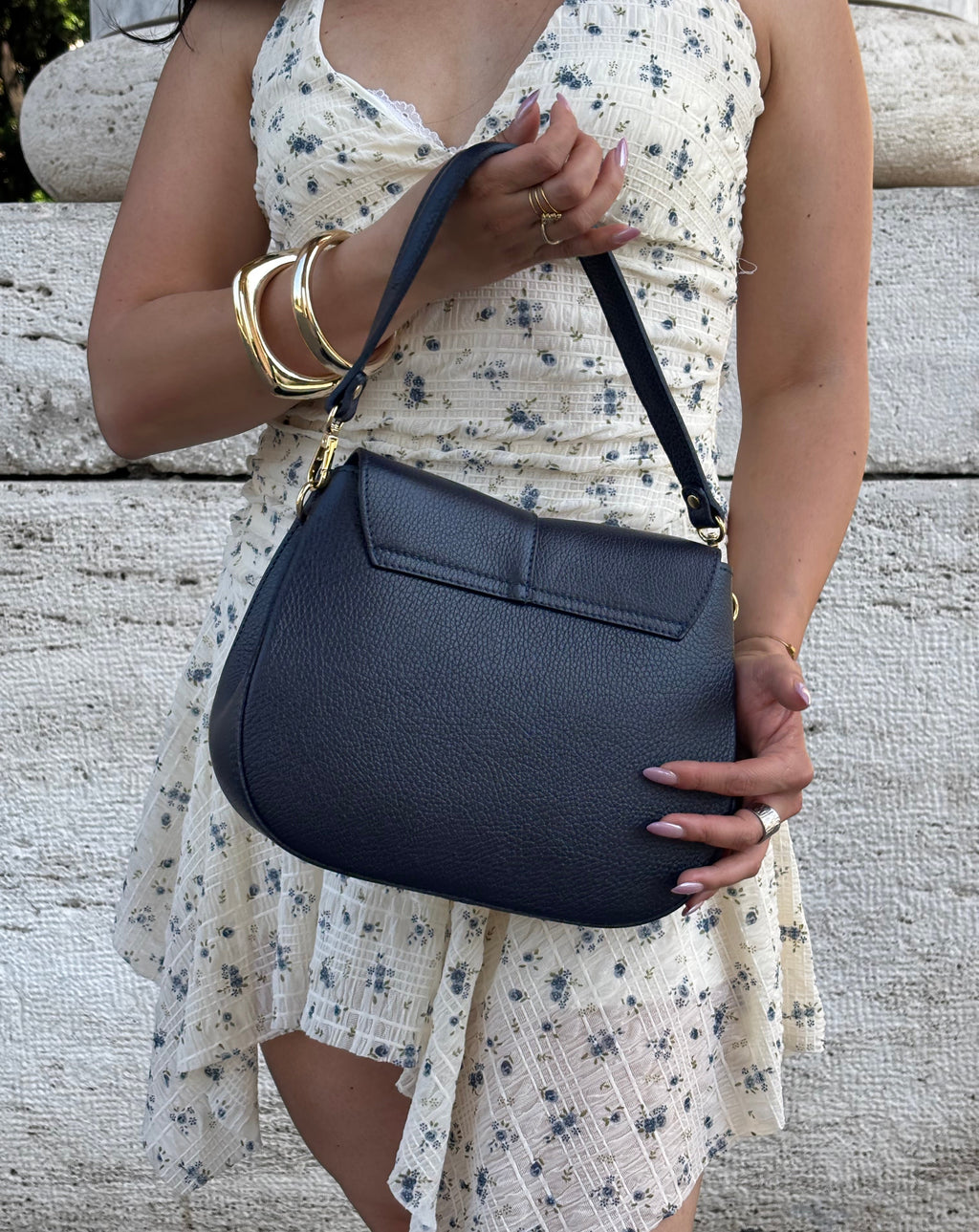 Borsa ALICIA in vera pelle martellata Made in Italy firmata ALAINCOX. Elegante, capiente e versatile, con dettagli dorati, tracolla regolabile e chiusura MAGNETICA. Scopri la qualità artigianale italiana nella boutique ALAINCOX Genova Via di Fossatello. Perfetta per un look chic e quotidiano.