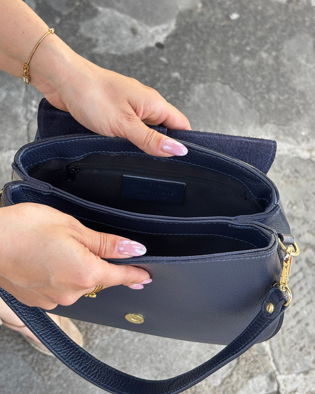 Borsa ALICIA in vera pelle martellata Made in Italy firmata ALAINCOX. Elegante, capiente e versatile, con dettagli dorati, tracolla regolabile e chiusura MAGNETICA. Scopri la qualità artigianale italiana nella boutique ALAINCOX Genova Via di Fossatello. Perfetta per un look chic e quotidiano.
