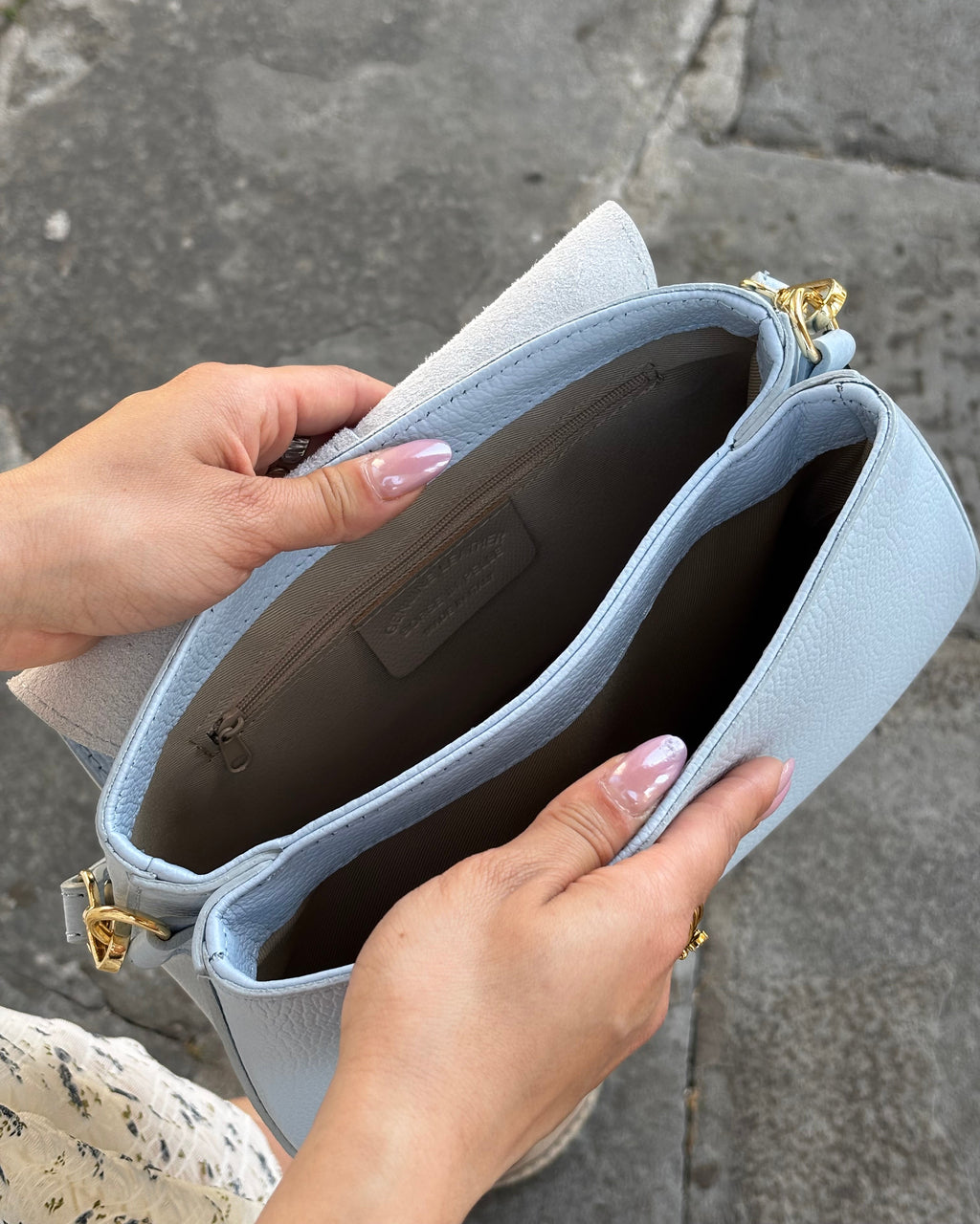 Borsa ALICIA in vera pelle martellata Made in Italy firmata ALAINCOX. Elegante, capiente e versatile, con dettagli dorati, tracolla regolabile e chiusura MAGNETICA. Scopri la qualità artigianale italiana nella boutique ALAINCOX Genova Via di Fossatello. Perfetta per un look chic e quotidiano.
