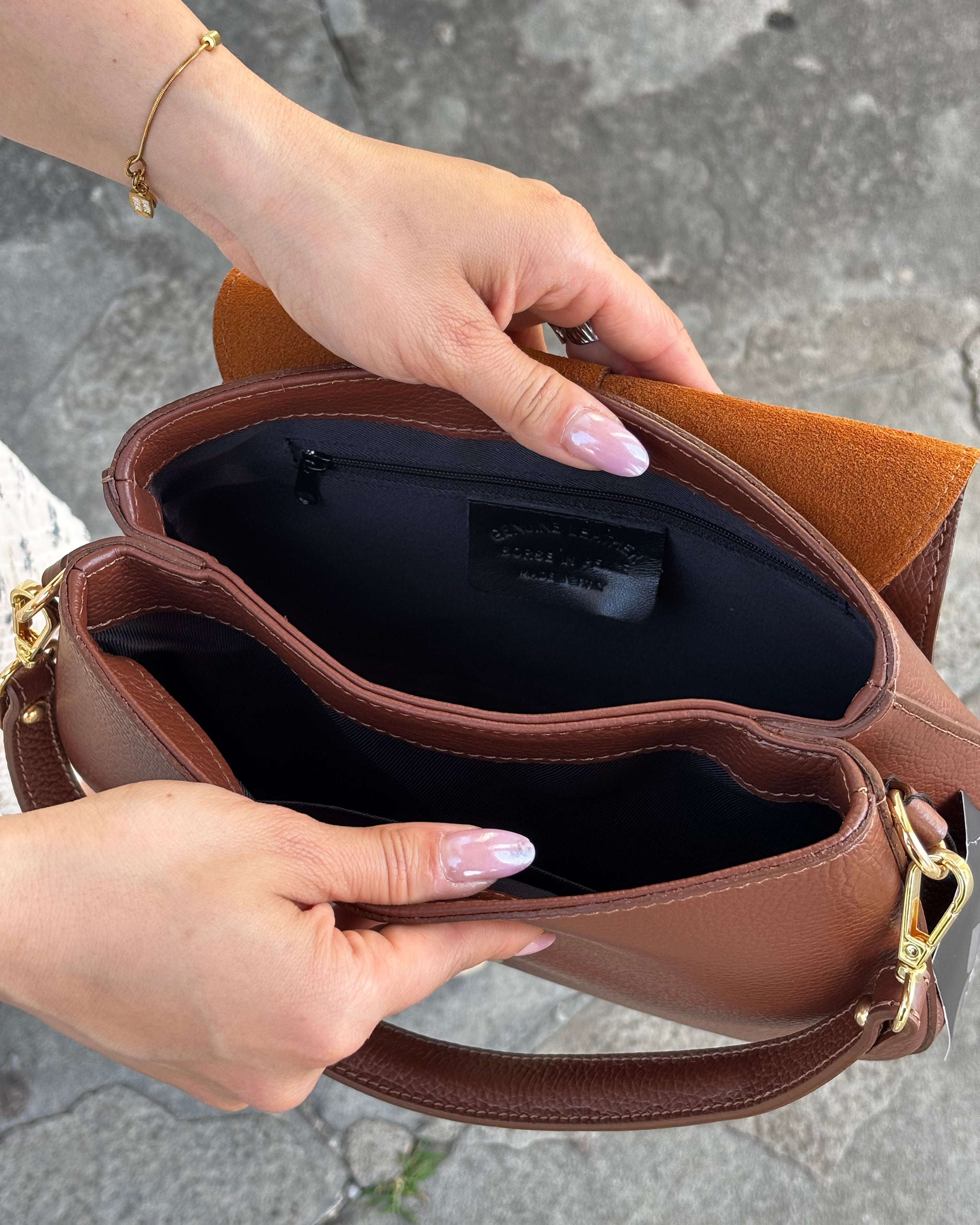 Borsa ALICIA in vera pelle martellata Made in Italy firmata ALAINCOX. Elegante, capiente e versatile, con dettagli dorati, tracolla regolabile e chiusura MAGNETICA. Scopri la qualità artigianale italiana nella boutique ALAINCOX Genova Via di Fossatello. Perfetta per un look chic e quotidiano.