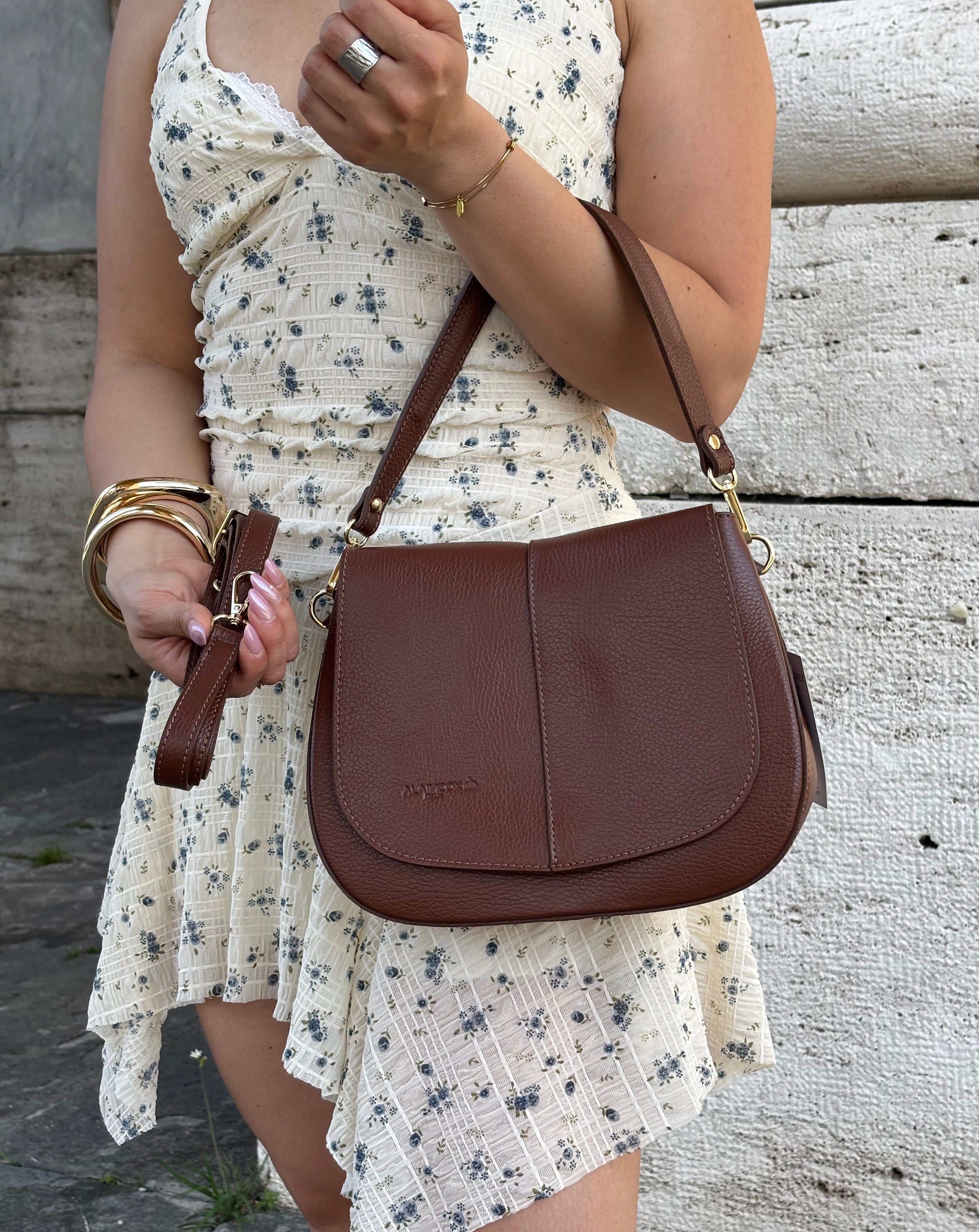 Borsa ALICIA in vera pelle martellata Made in Italy firmata ALAINCOX. Elegante, capiente e versatile, con dettagli dorati, tracolla regolabile e chiusura MAGNETICA. Scopri la qualità artigianale italiana nella boutique ALAINCOX Genova Via di Fossatello. Perfetta per un look chic e quotidiano.