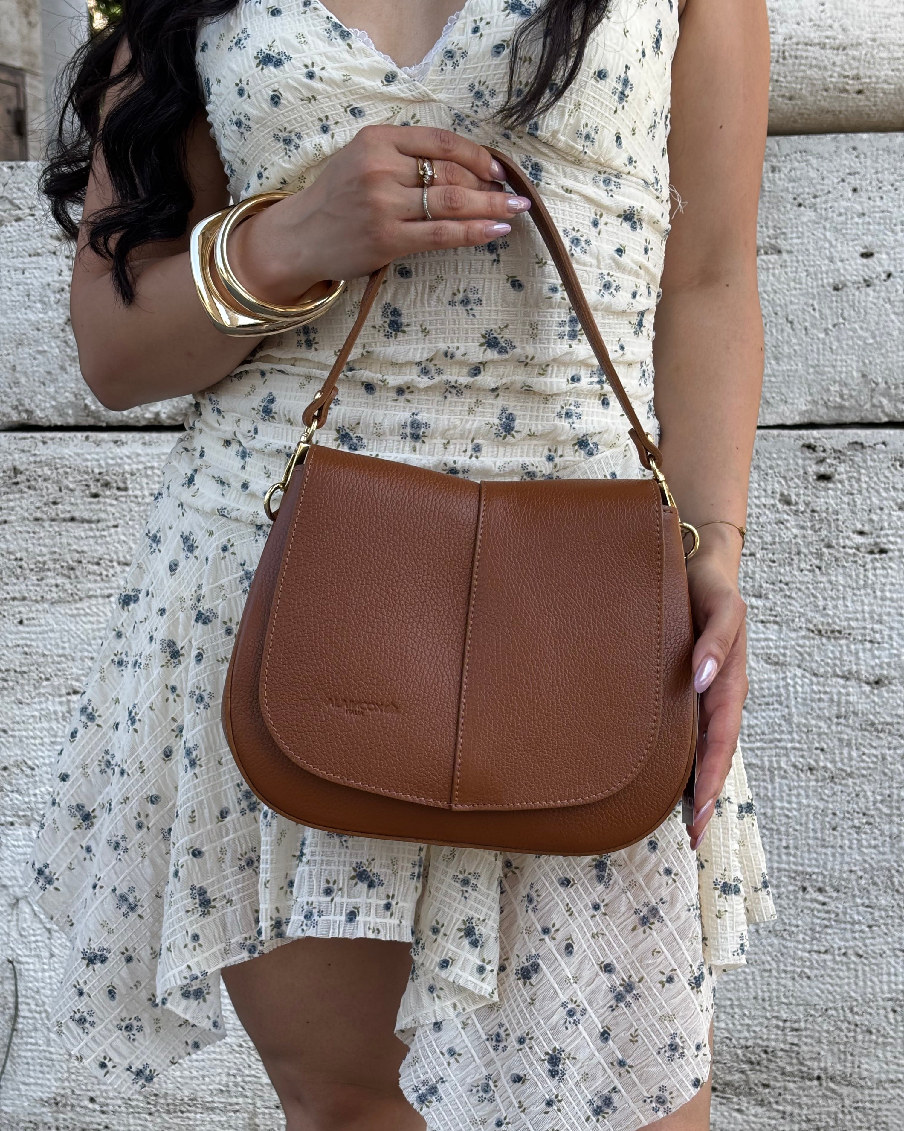 ALICIA borsa vera pelle martellata Made in Italy, borsa donna elegante, borsa a spalla e tracolla, pelle italiana, dettagli acciaio dorato, borsa artigianale italiana, borsa azzurra donna, ALAINCOX, Genova Via di Fossatello, boutique borse Genova, borsa in pelle premium.