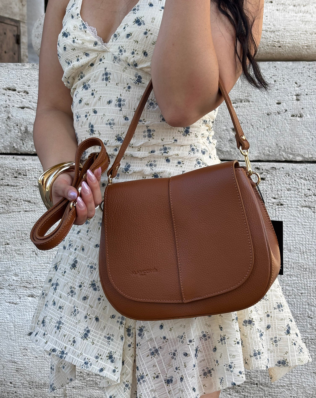 Borsa ALICIA in vera pelle martellata Made in Italy firmata ALAINCOX. Elegante, capiente e versatile, con dettagli dorati, tracolla regolabile e chiusura MAGNETICA. Scopri la qualità artigianale italiana nella boutique ALAINCOX Genova Via di Fossatello. Perfetta per un look chic e quotidiano.