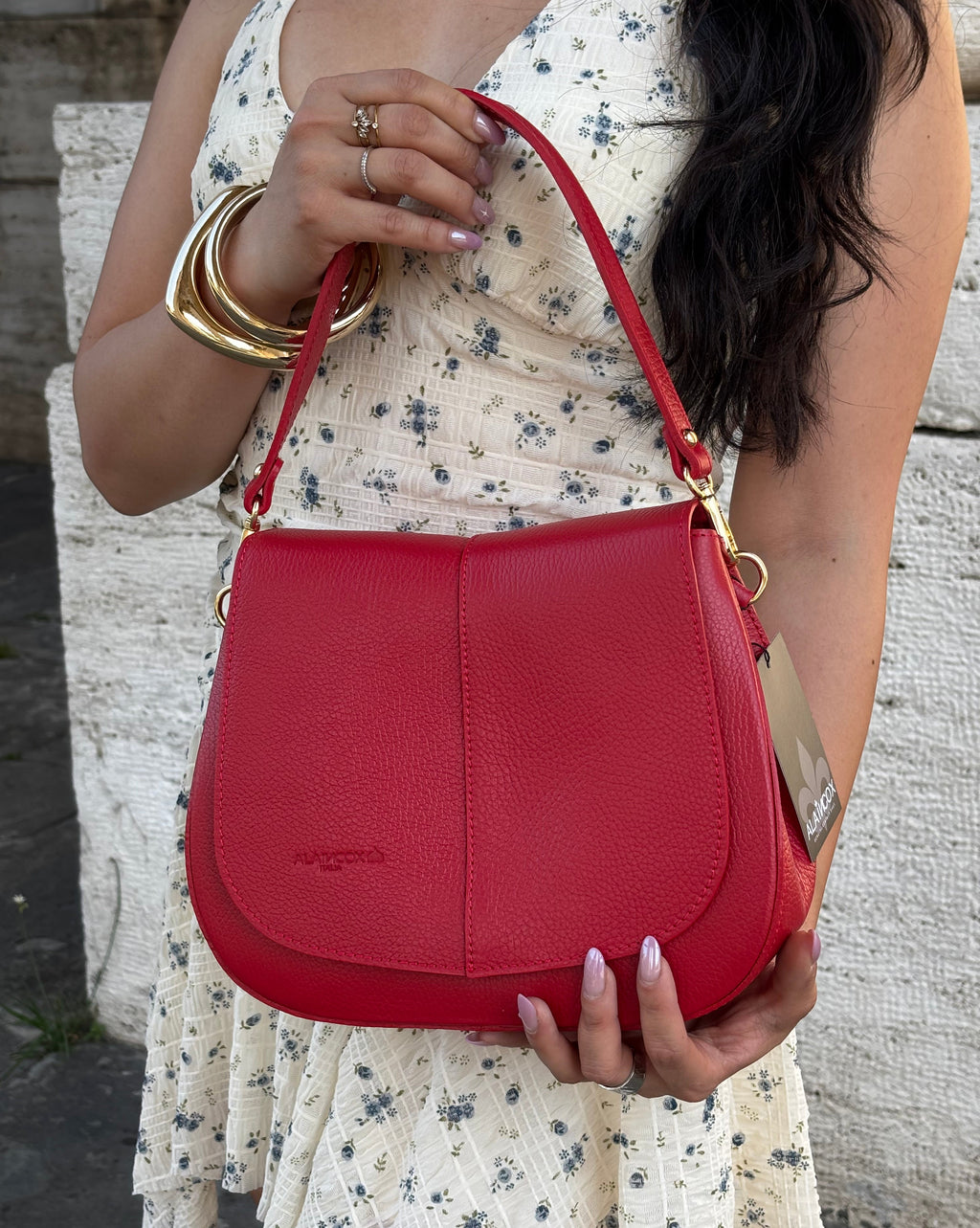 Borsa ALICIA in vera pelle martellata Made in Italy firmata ALAINCOX. Elegante, capiente e versatile, con dettagli dorati, tracolla regolabile e chiusura MAGNETICA. Scopri la qualità artigianale italiana nella boutique ALAINCOX Genova Via di Fossatello. Perfetta per un look chic e quotidiano.