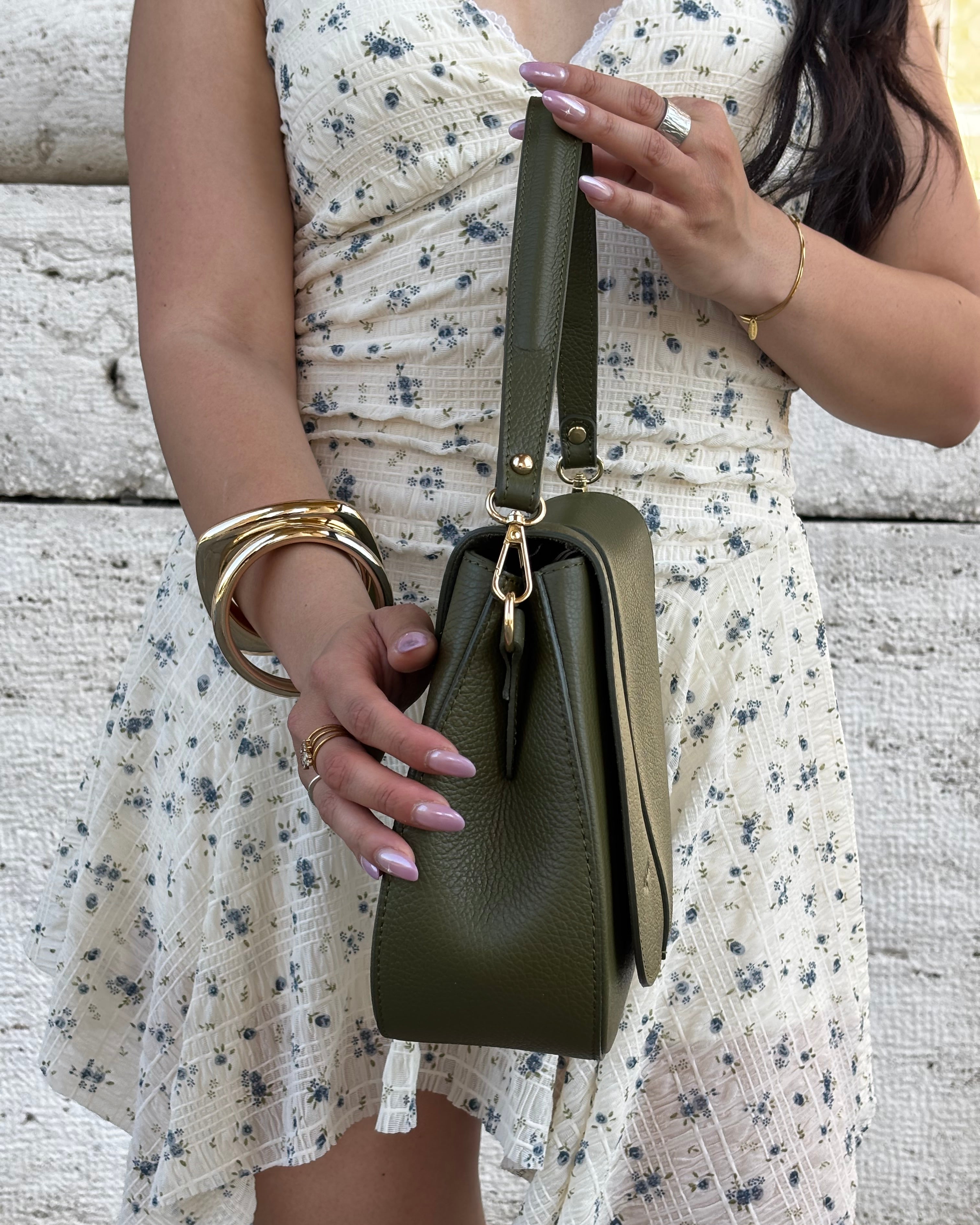 Borsa ALICIA in vera pelle martellata Made in Italy firmata ALAINCOX. Elegante, capiente e versatile, con dettagli dorati, tracolla regolabile e chiusura MAGNETICA. Scopri la qualità artigianale italiana nella boutique ALAINCOX Genova Via di Fossatello. Perfetta per un look chic e quotidiano.