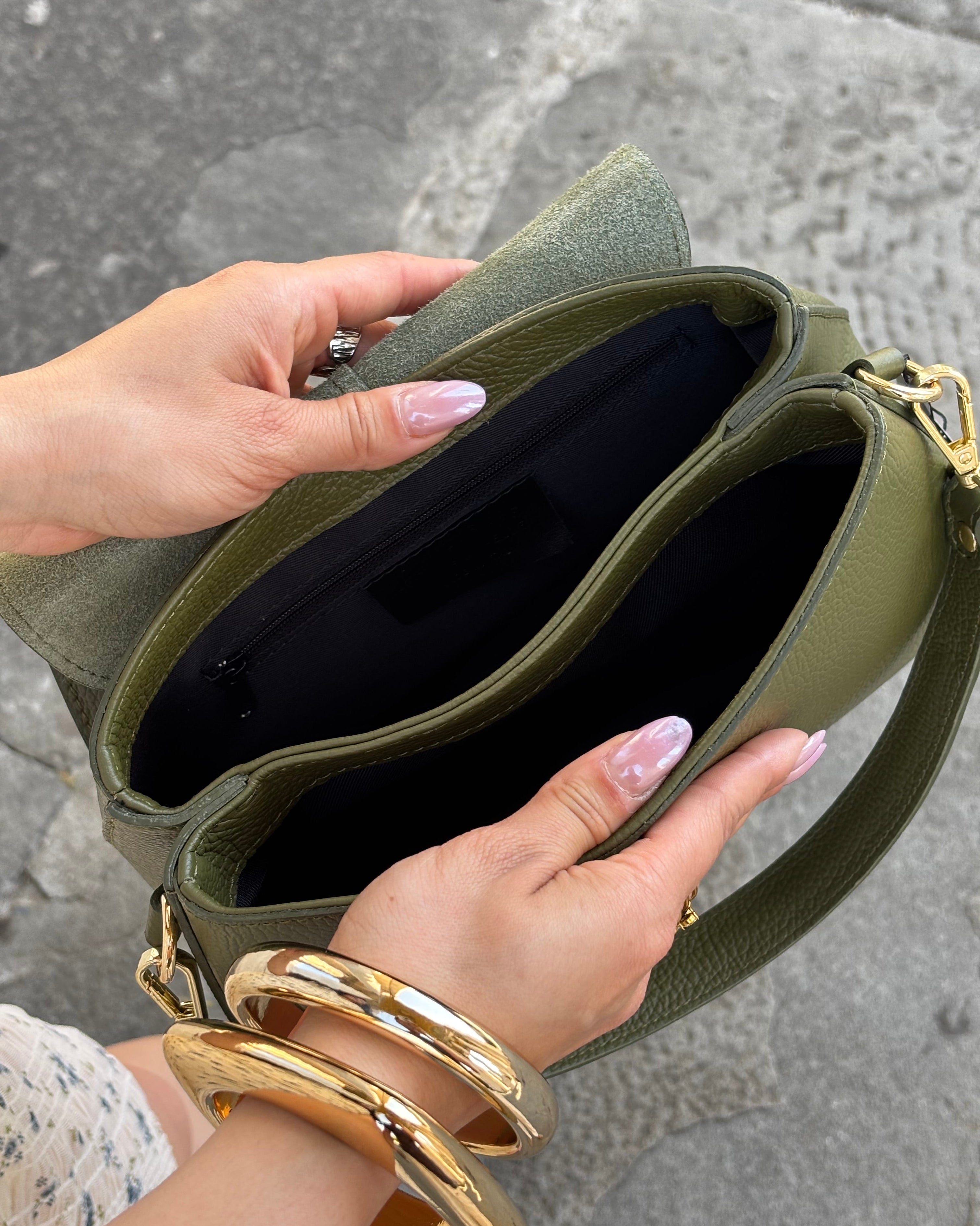 Borsa ALICIA in vera pelle martellata Made in Italy firmata ALAINCOX. Elegante, capiente e versatile, con dettagli dorati, tracolla regolabile e chiusura MAGNETICA. Scopri la qualità artigianale italiana nella boutique ALAINCOX Genova Via di Fossatello. Perfetta per un look chic e quotidiano.