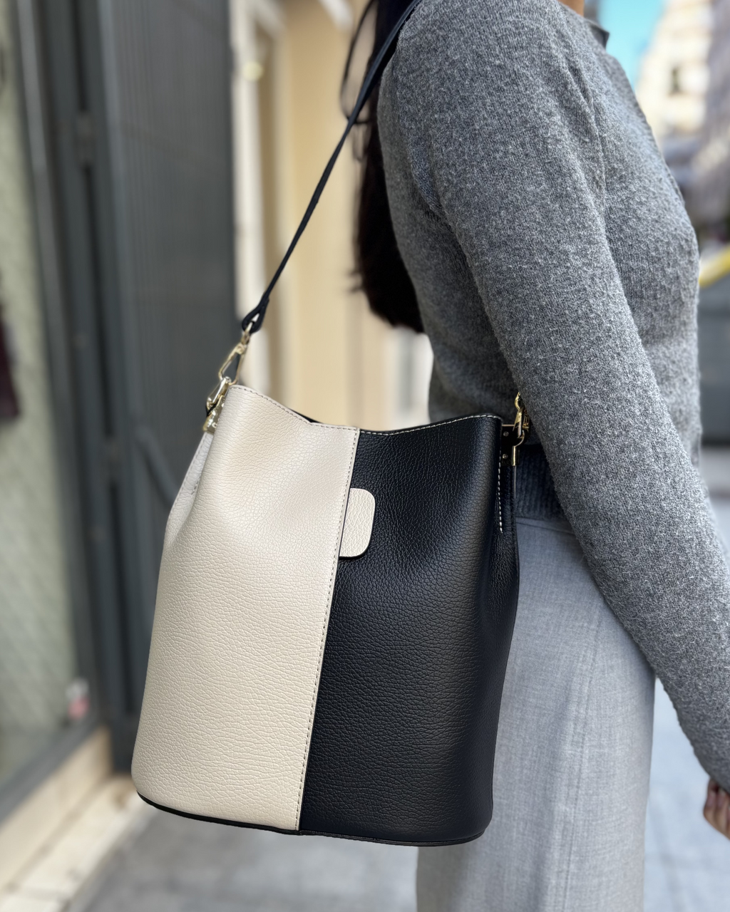 Borsa a spalla secchiello Alaincox brand genovese modello Coco 100% vera pelle toscana martellata Made in Italy indossata