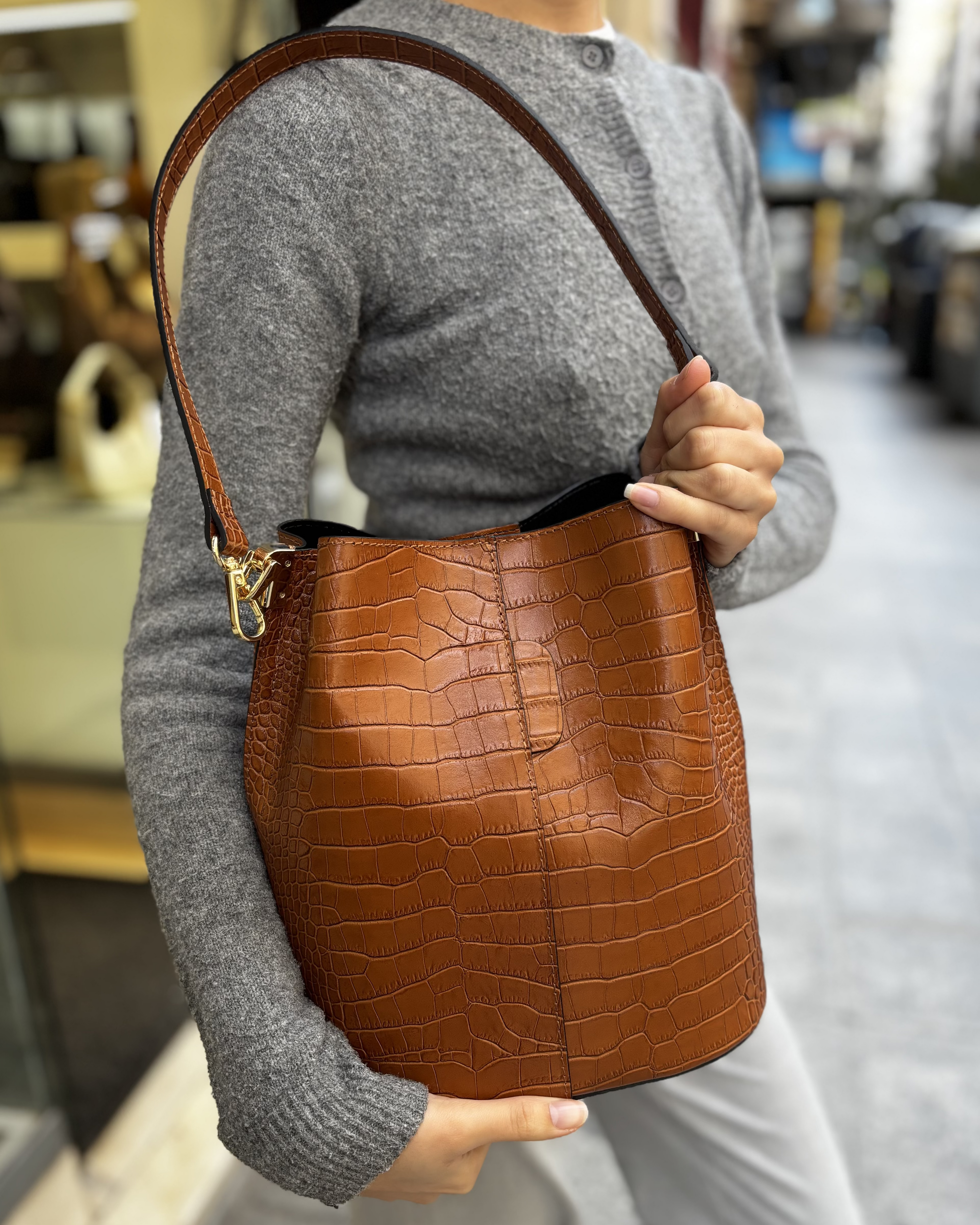 Borsa a spalla secchiello Alaincox brand genovese modello Coco 100% vera pelle toscana martellata Made in Italy indossata