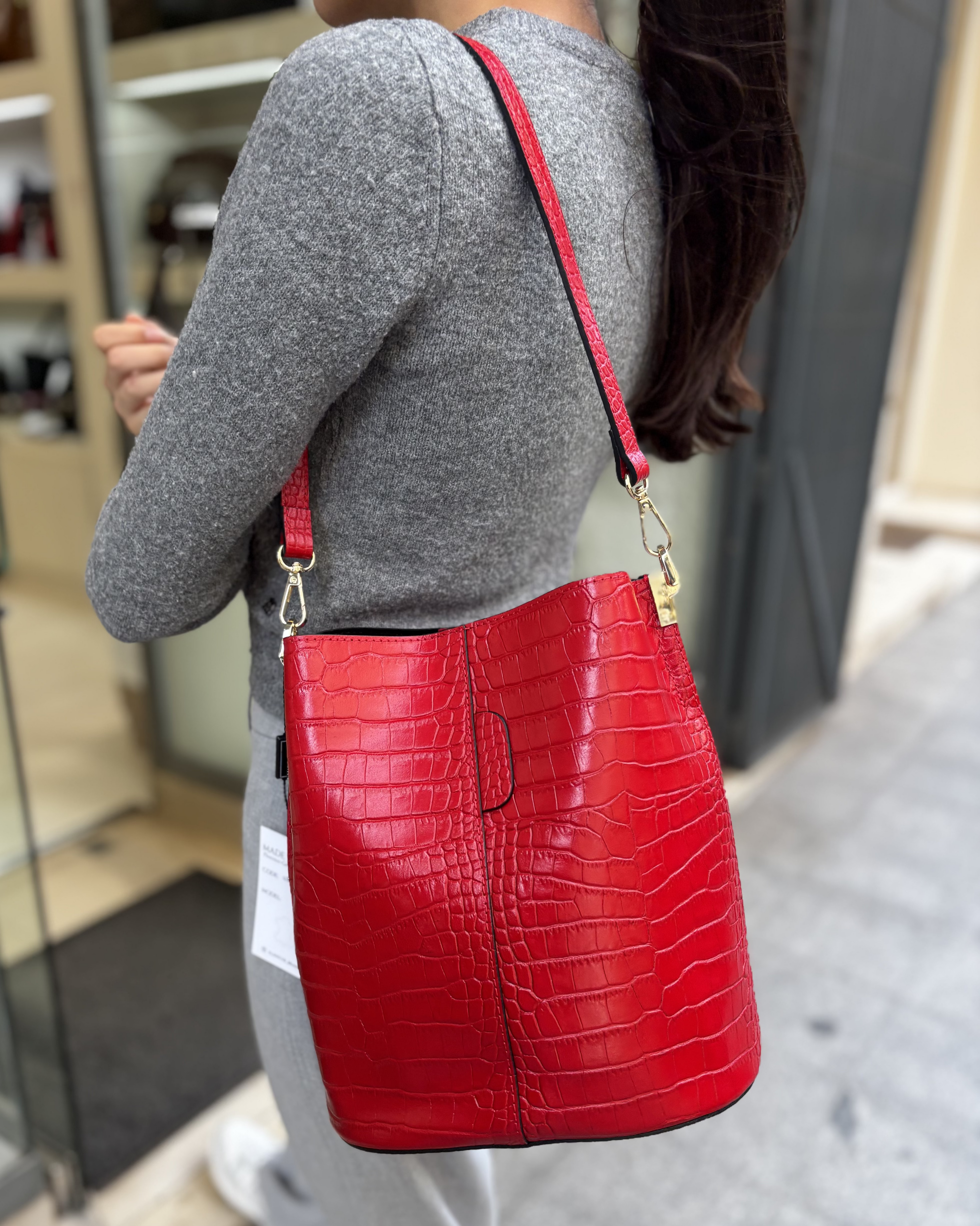 Borsa a spalla secchiello Alaincox brand genovese modello Coco 100% vera pelle toscana martellata Made in Italy indossata