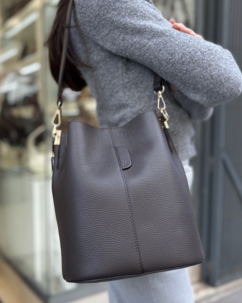 Borsa a spalla secchiello Alaincox brand genovese modello Coco 100% vera pelle toscana martellata Made in Italy indossata