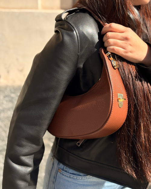 Borsa a spalla Alaincox brand genovese modello Elena 100% vera pelle toscana martellata colore cuoio Made in Italy indossata