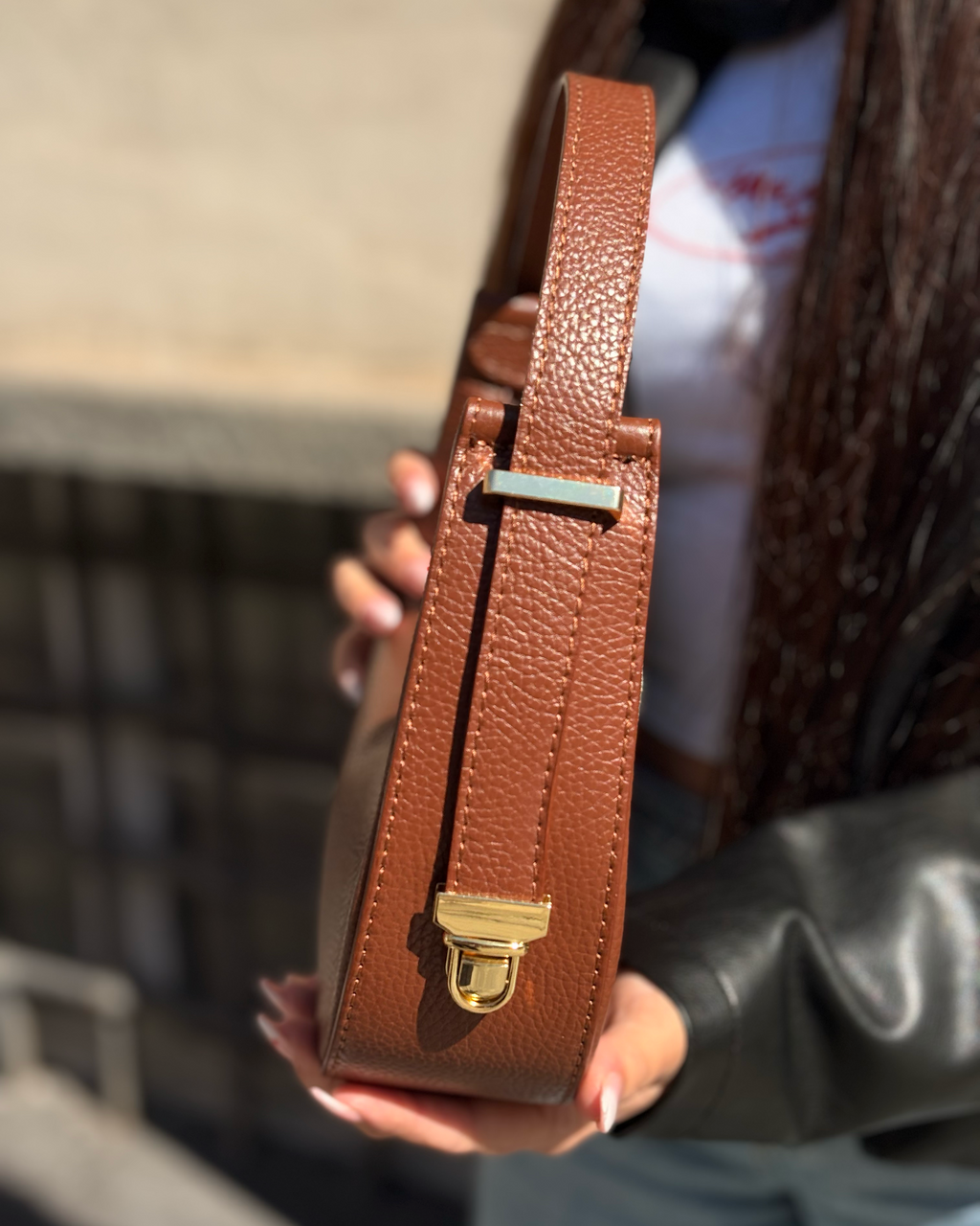 Borsa a spalla Alaincox brand genovese modello Elena 100% vera pelle toscana martellata colore cuoio Made in Italy indossata