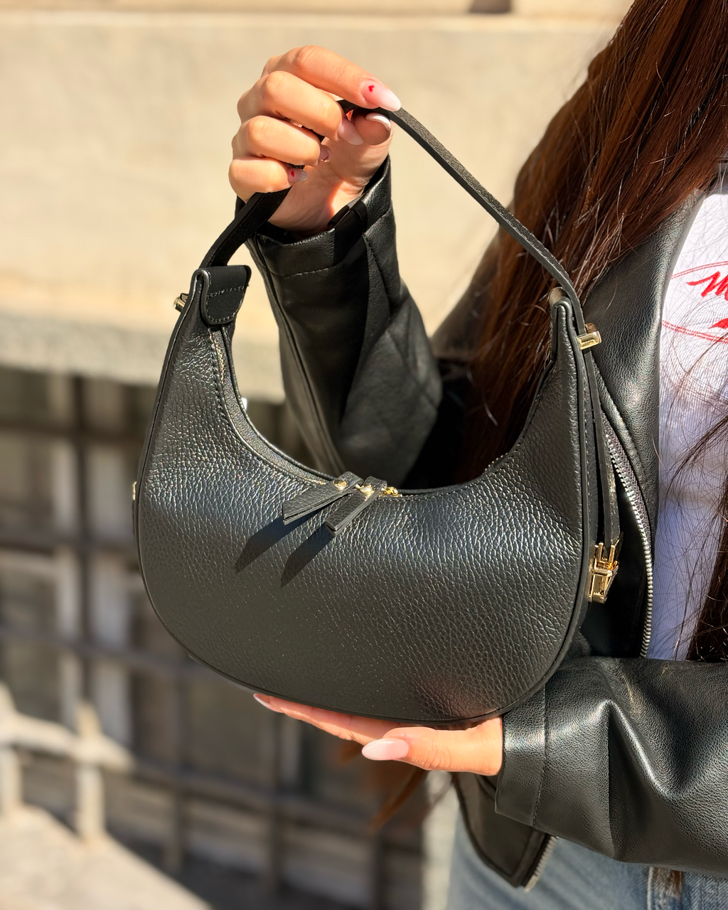 Borsa a spalla Alaincox brand genovese modello Elena 100% vera pelle toscana martellata colore nero Made in Italy indossata