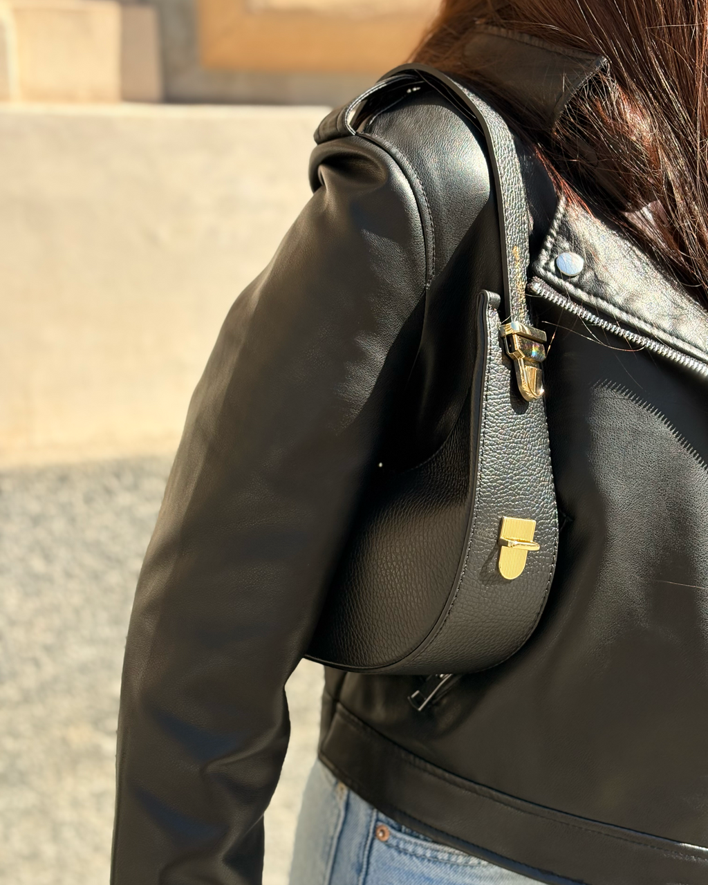 Borsa a spalla Alaincox brand genovese modello Elena 100% vera pelle toscana martellata colore nero Made in Italy indossata