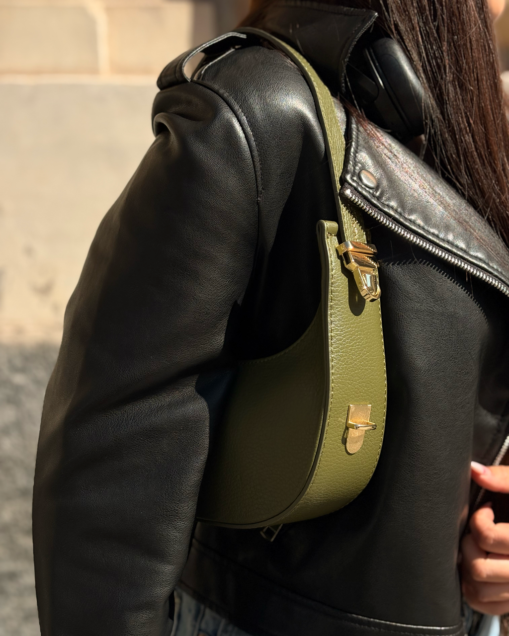 Borsa a spalla Alaincox brand genovese modello Elena 100% vera pelle toscana martellata colore verde oliva Made in Italy indossata