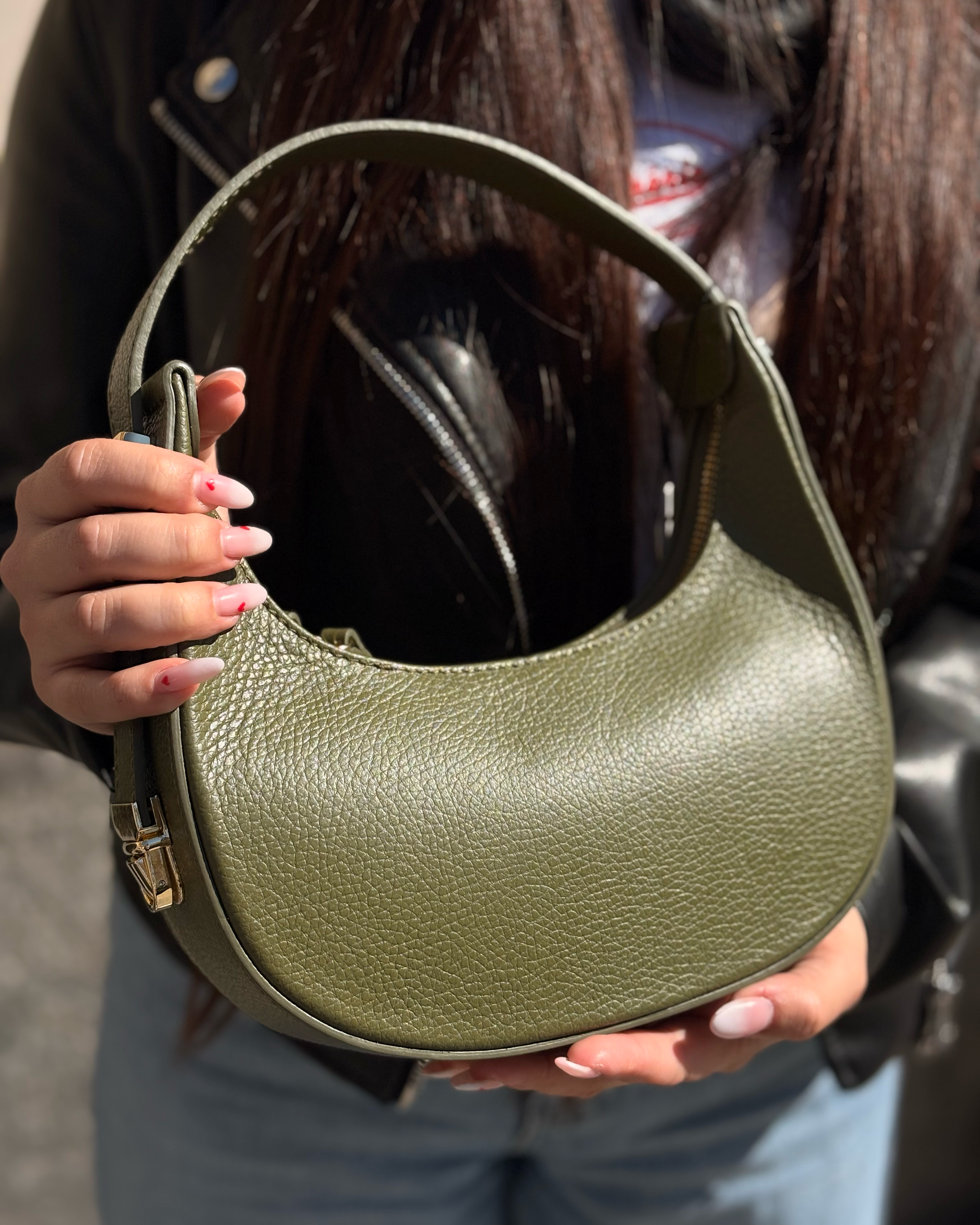 Borsa a spalla Alaincox brand genovese modello Elena 100% vera pelle toscana martellata colore verde oliva Made in Italy indossata