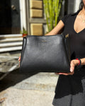 Borsa ESTHER ALAINCOX in vera pelle martellata Made in Italy, elegante, versatile e capiente, con tracolla regolabile, disponibile a Genova Via di Fossatello. Colore nero 