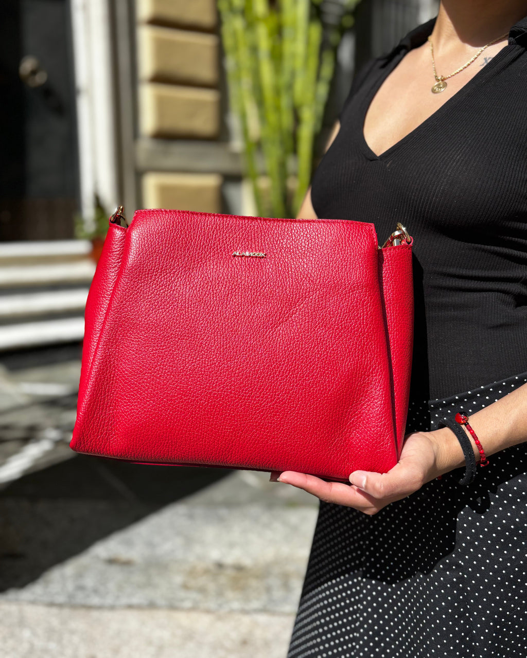 Borsa ESTHER ALAINCOX in vera pelle martellata Made in Italy, elegante, versatile e capiente, con tracolla regolabile, disponibile a Genova Via di Fossatello. Colore rosso