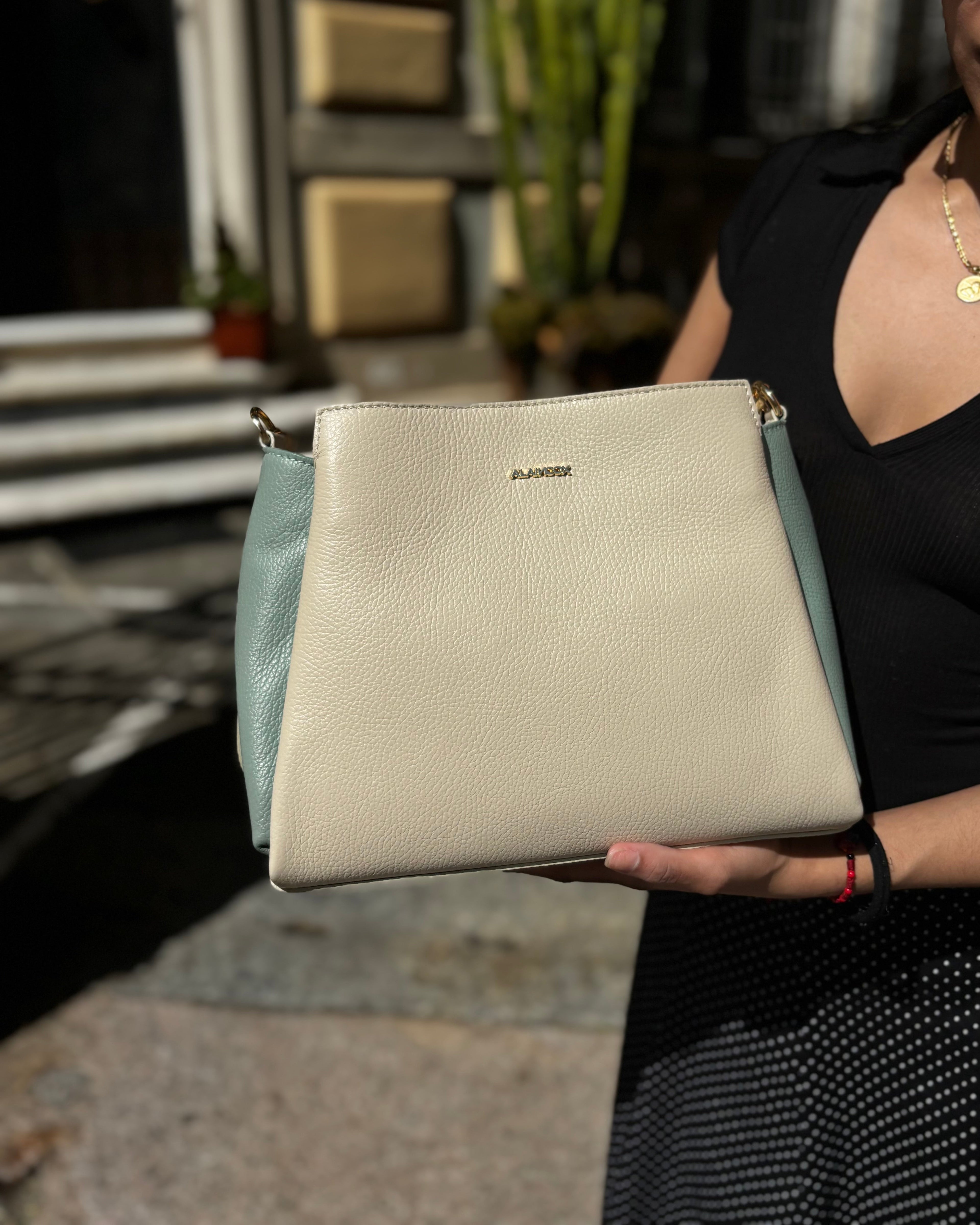 Borsa ESTHER ALAINCOX in vera pelle martellata Made in Italy, elegante, versatile e capiente, con tracolla regolabile, disponibile a Genova Via di Fossatello. Bicolore beige/turchese