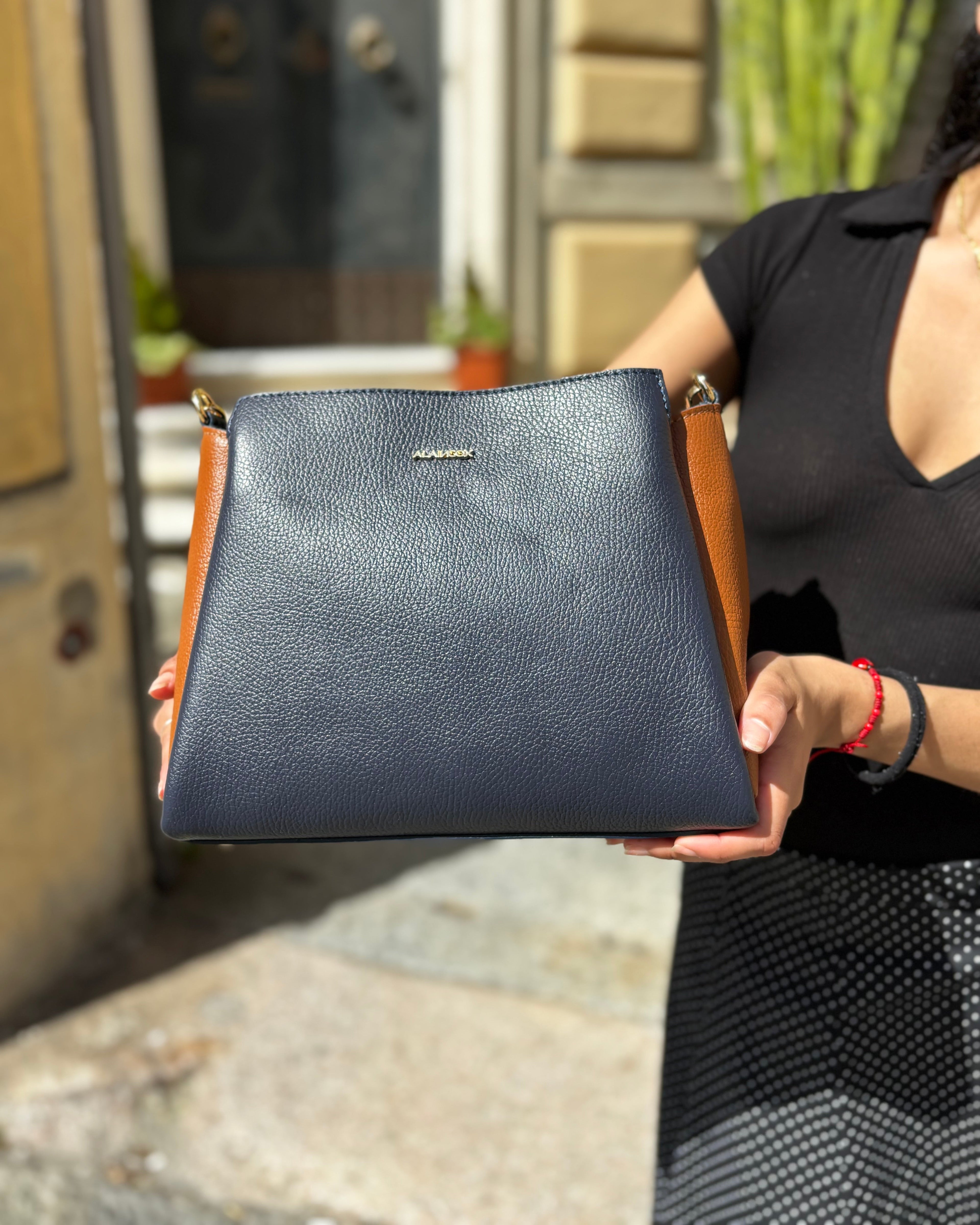 Borsa ESTHER ALAINCOX in vera pelle martellata Made in Italy, elegante, versatile e capiente, con tracolla regolabile, disponibile a Genova Via di Fossatello.  bicolore Blu/Cuoio