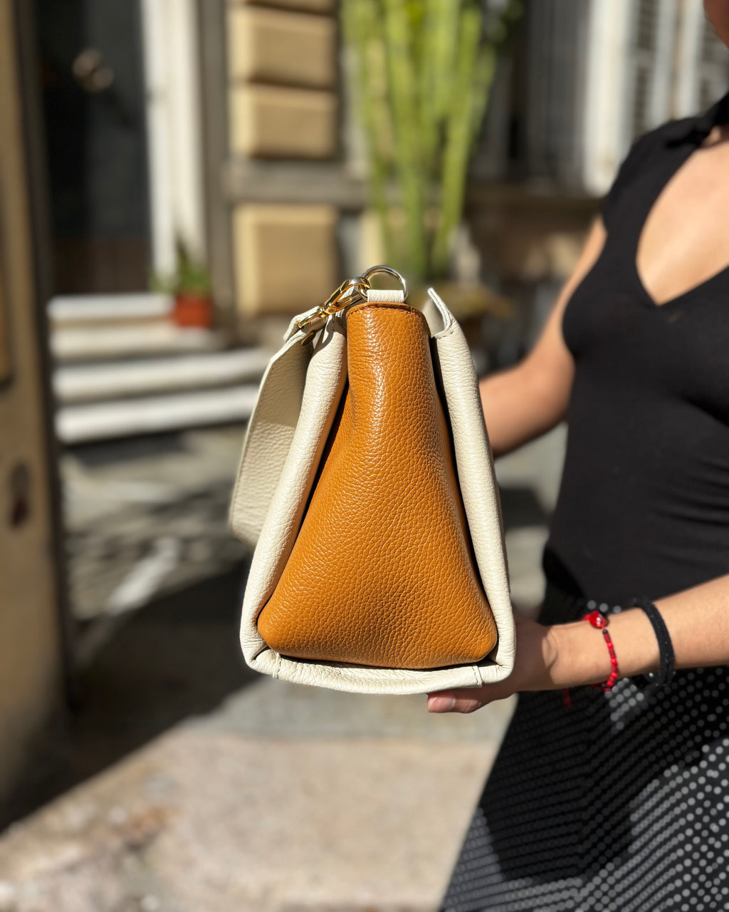 Borsa ESTHER ALAINCOX in vera pelle martellata Made in Italy, elegante, versatile e capiente, con tracolla regolabile, disponibile a Genova Via di Fossatello. Bicolore beige/cuoio