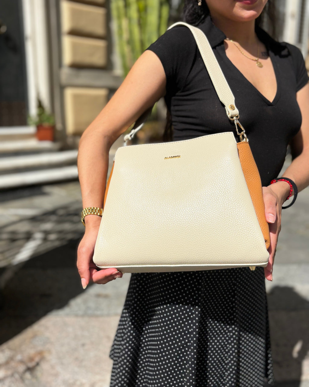 Borsa ESTHER ALAINCOX in vera pelle martellata Made in Italy, elegante, versatile e capiente, con tracolla regolabile, disponibile a Genova Via di Fossatello. Bicolore beige/cuoio