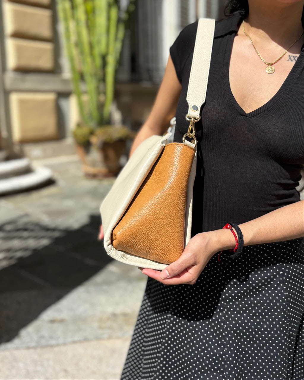 Borsa ESTHER ALAINCOX in vera pelle martellata Made in Italy, elegante, versatile e capiente, con tracolla regolabile, disponibile a Genova Via di Fossatello. Bicolore beige/cuoio