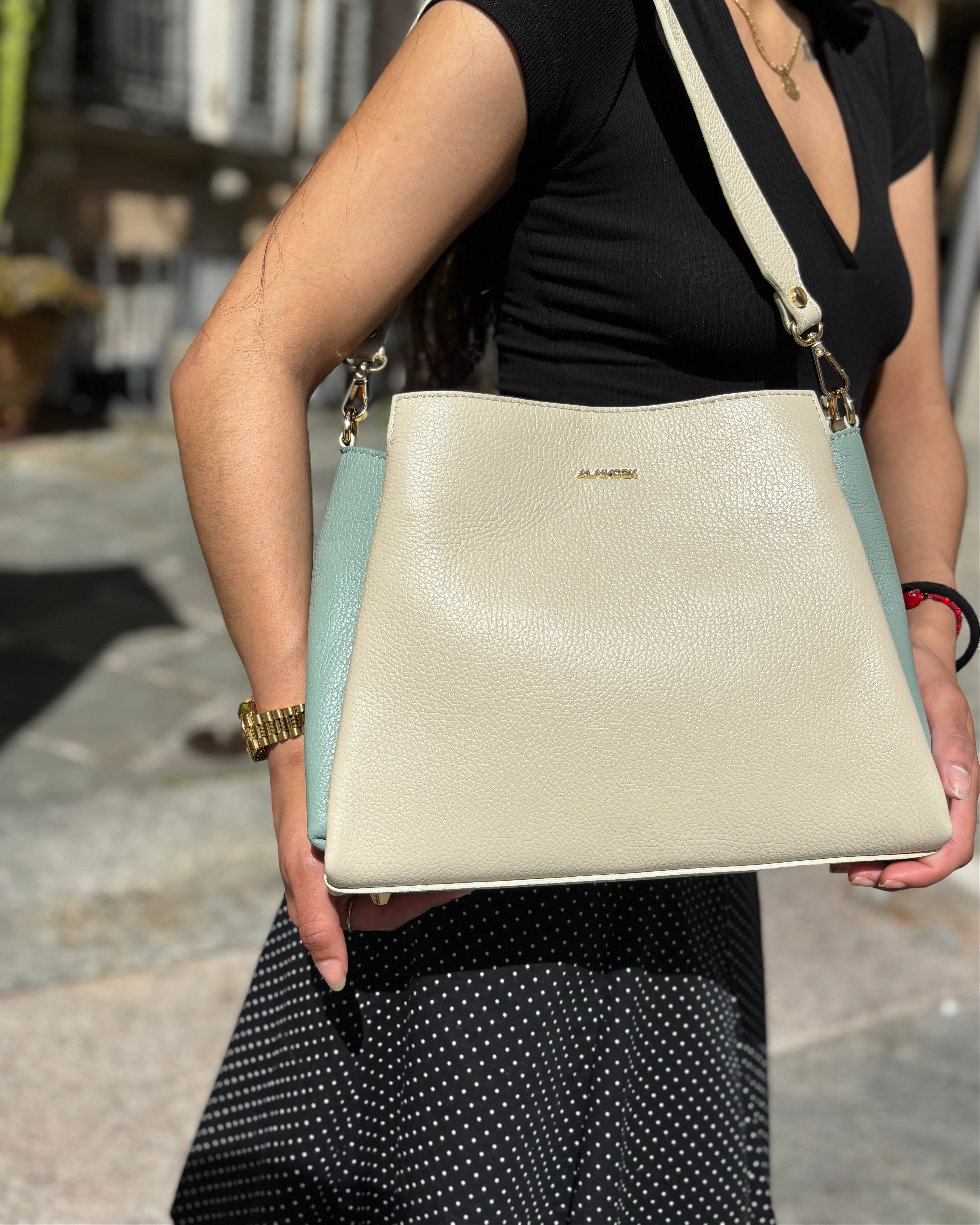 Borsa ESTHER ALAINCOX in vera pelle martellata Made in Italy, elegante, versatile e capiente, con tracolla regolabile, disponibile a Genova Via di Fossatello. Bicolore beige/turchese