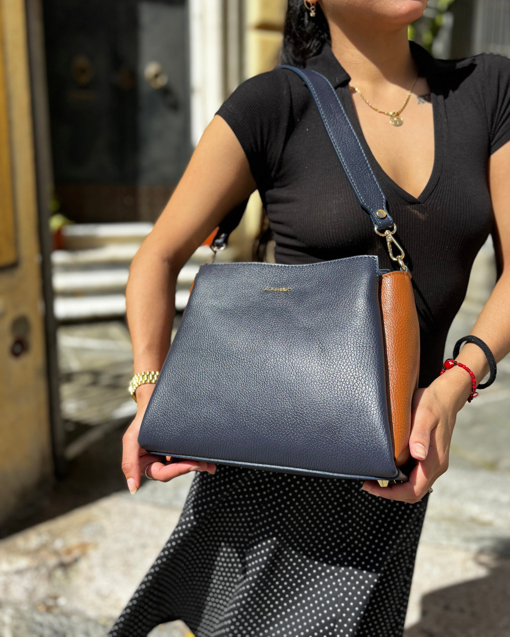 Borsa ESTHER ALAINCOX in vera pelle martellata Made in Italy, elegante, versatile e capiente, con tracolla regolabile, disponibile a Genova Via di Fossatello. Bicolore Blu/Cuoio