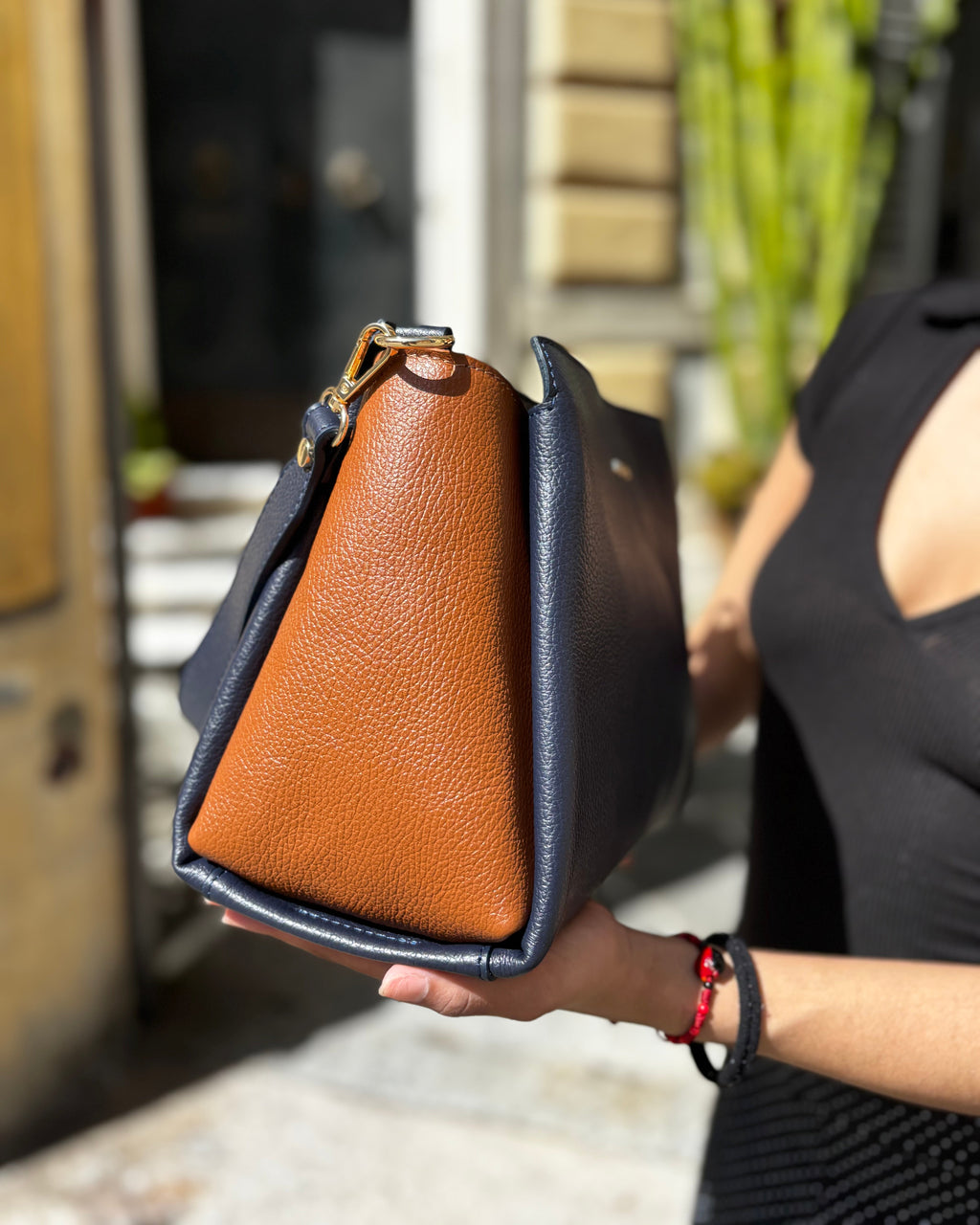 Borsa ESTHER ALAINCOX in vera pelle martellata Made in Italy, elegante, versatile e capiente, con tracolla regolabile, disponibile a Genova Via di Fossatello. Bicolore blu/cuoio