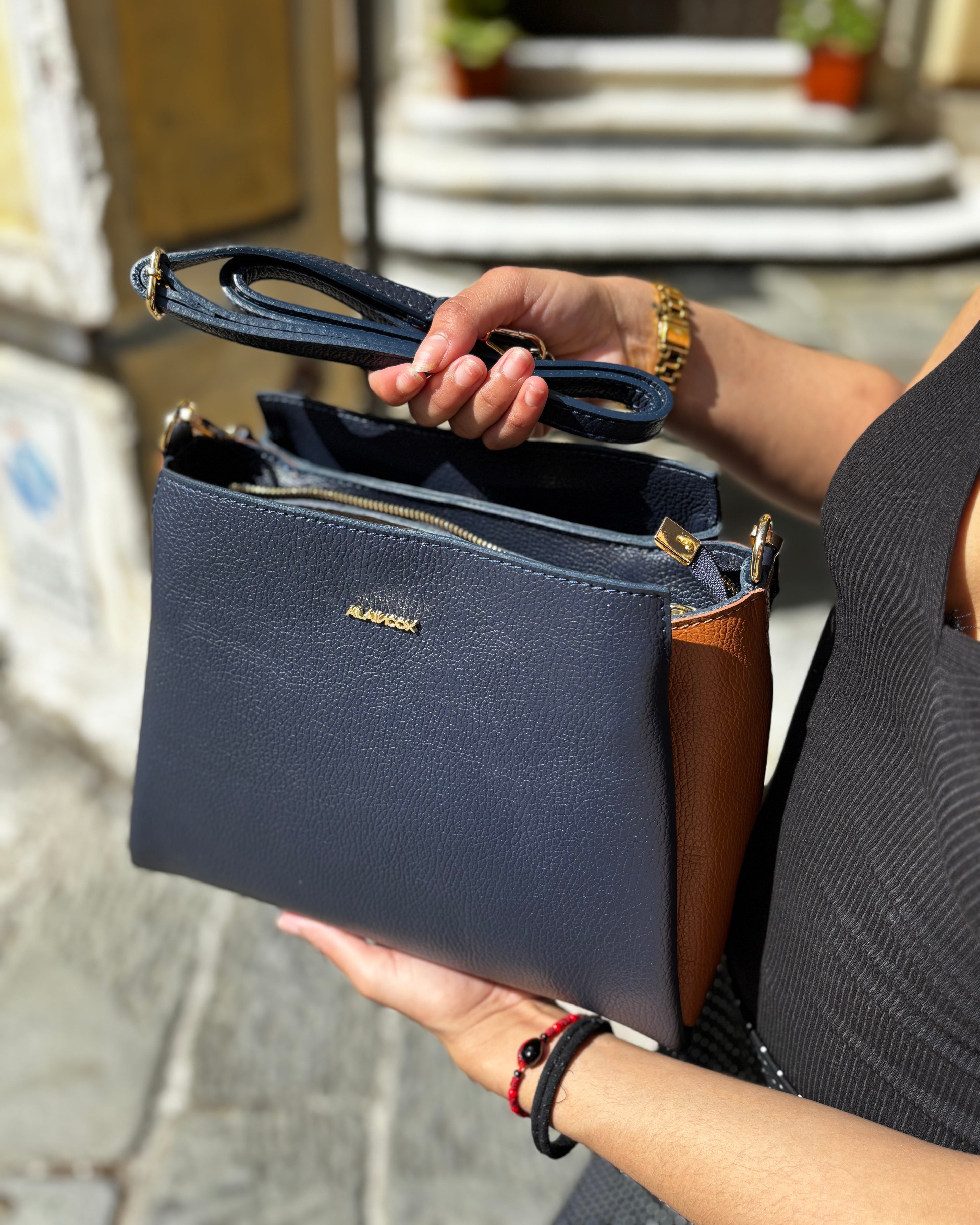 Borsa ESTHER ALAINCOX in vera pelle martellata Made in Italy, elegante, versatile e capiente, con tracolla regolabile, disponibile a Genova Via di Fossatello. Bicolore Blu/Cuoio