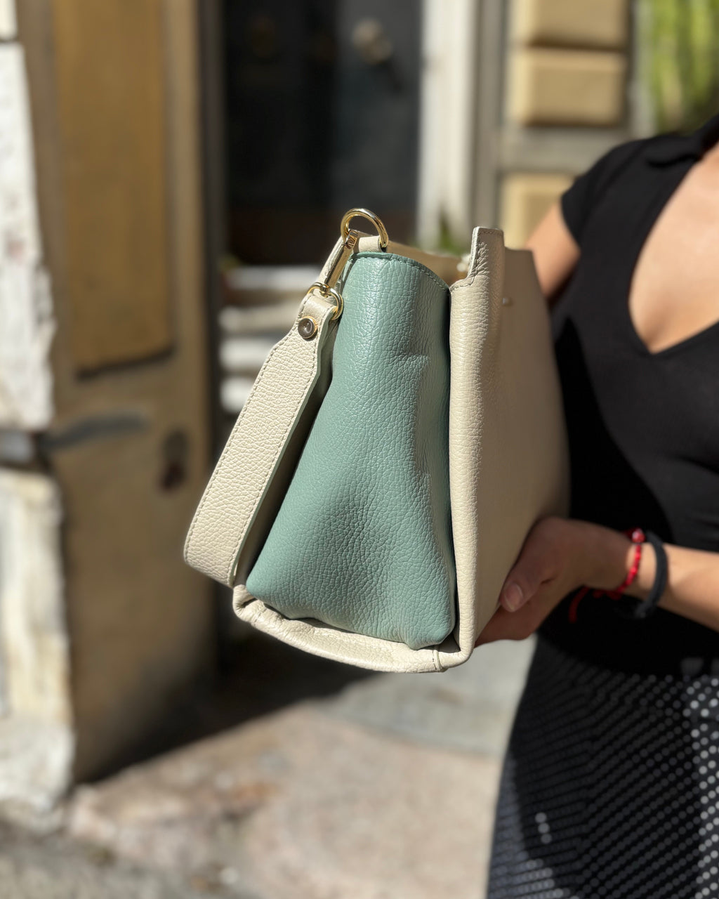 Borsa ESTHER ALAINCOX in vera pelle martellata Made in Italy, elegante, versatile e capiente, con tracolla regolabile, disponibile a Genova Via di Fossatello.Bicolore Beige/Turchese