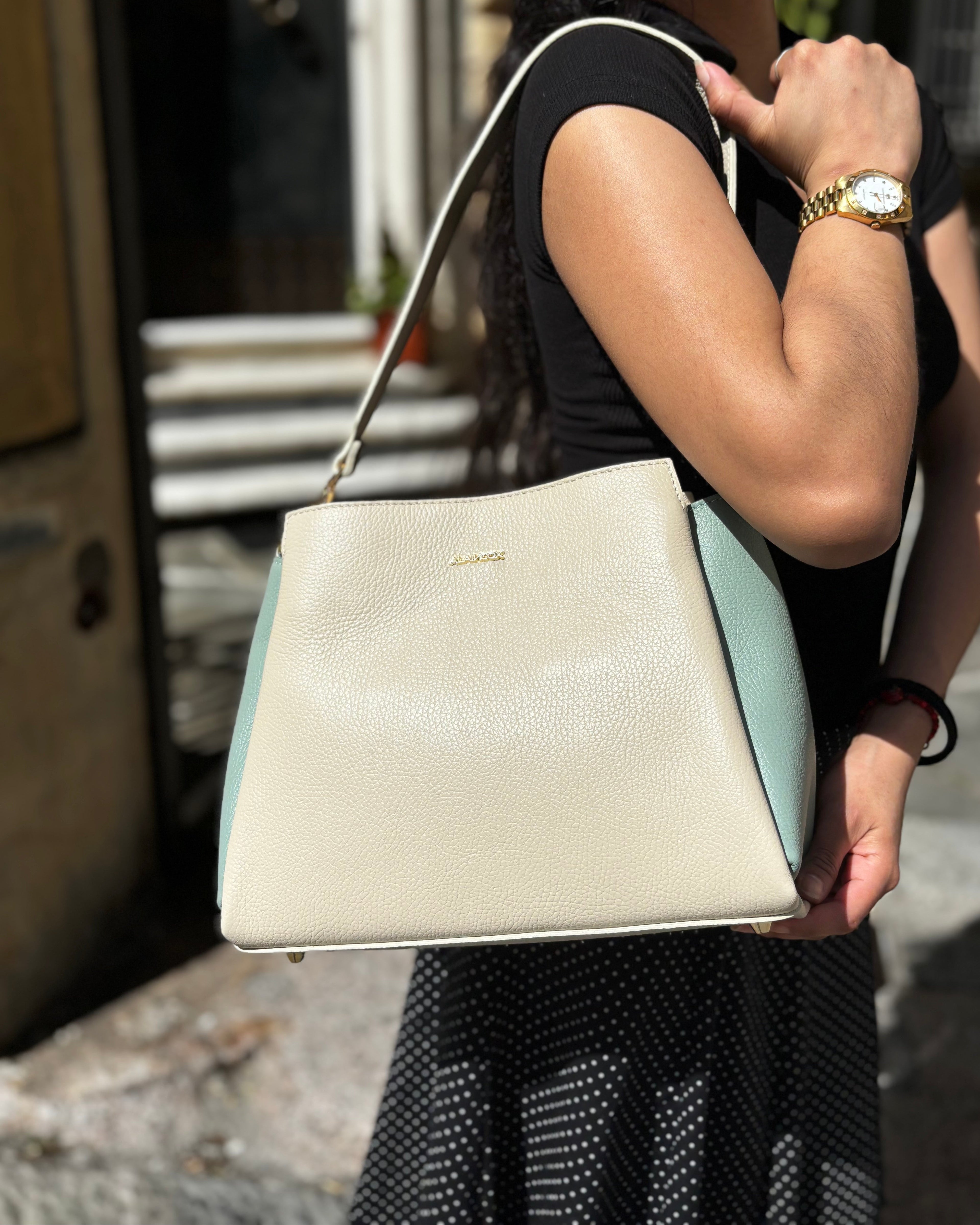 Borsa ESTHER ALAINCOX in vera pelle martellata Made in Italy, elegante, versatile e capiente, con tracolla regolabile, disponibile a Genova Via di Fossatello. Bicolore Beige/Turchese