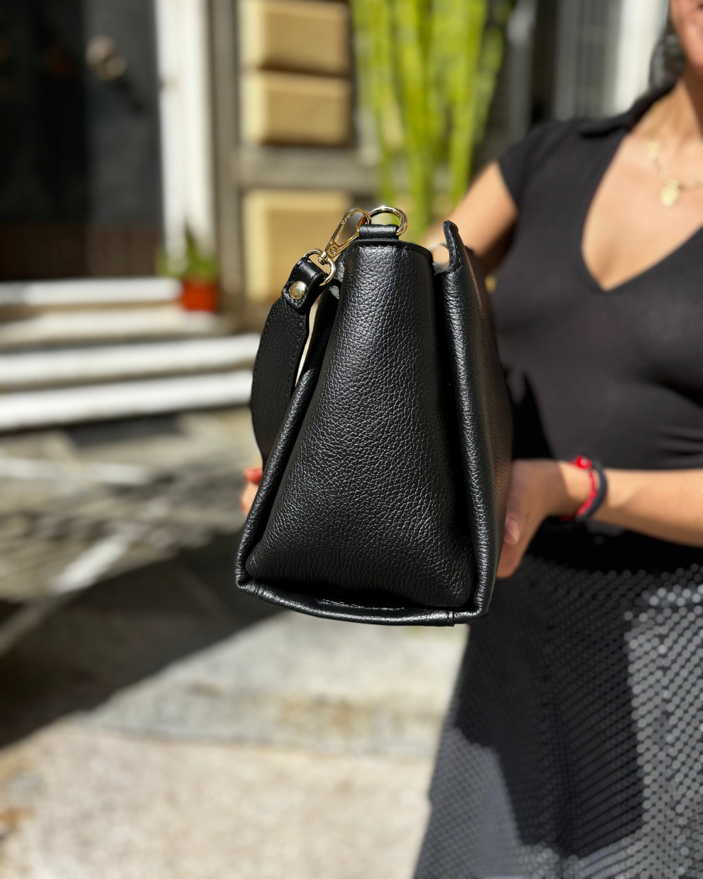 Borsa ESTHER ALAINCOX in vera pelle martellata Made in Italy, elegante, versatile e capiente, con tracolla regolabile, disponibile a Genova Via di Fossatello. Colore nero 