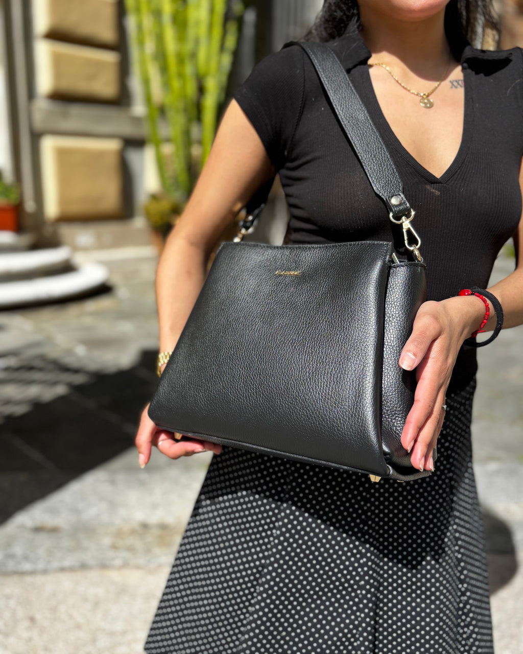 Borsa ESTHER ALAINCOX in vera pelle martellata Made in Italy, elegante, versatile e capiente, con tracolla regolabile, disponibile a Genova Via di Fossatello. Colore nero 