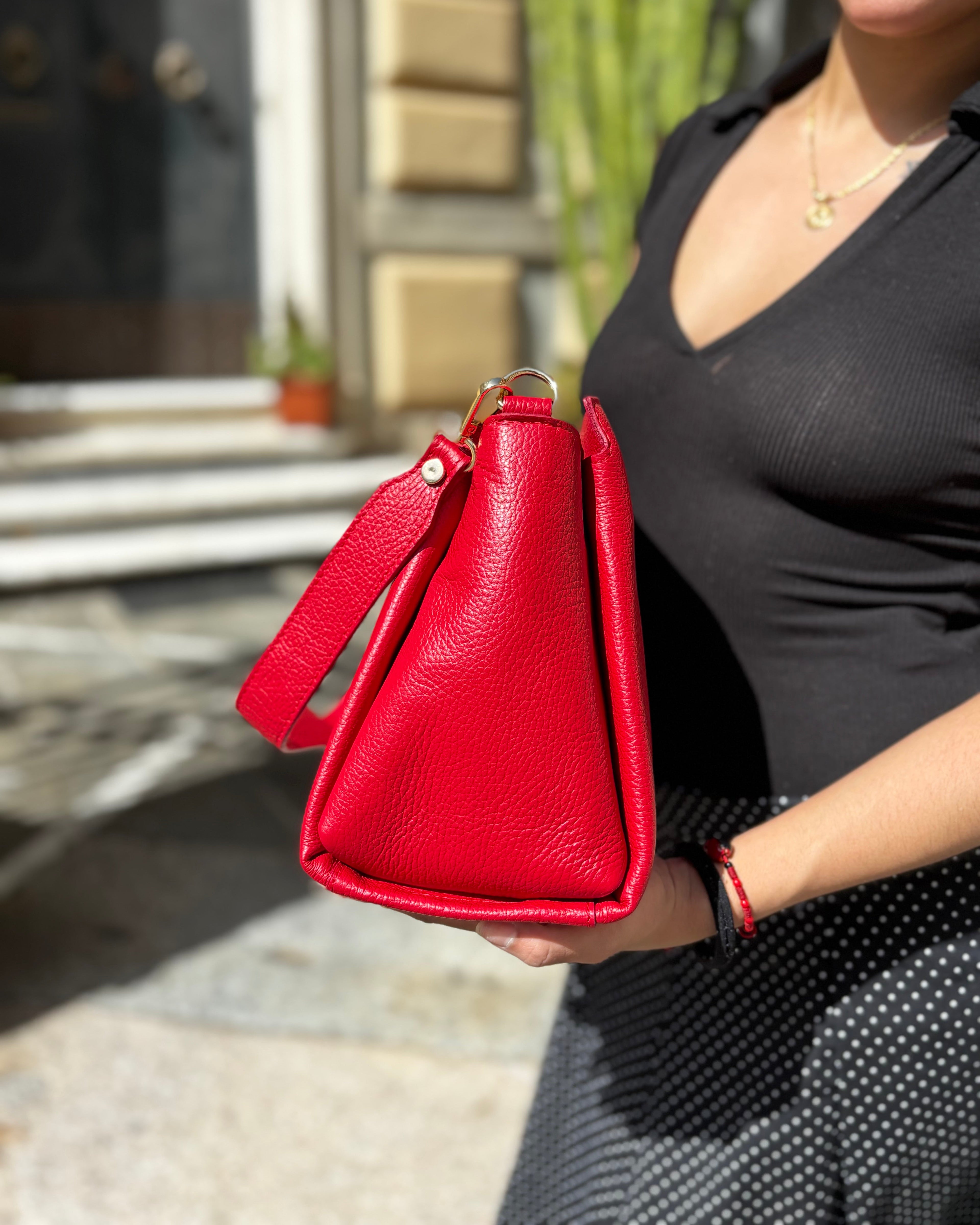 Borsa ESTHER ALAINCOX in vera pelle martellata Made in Italy, elegante, versatile e capiente, con tracolla regolabile, disponibile a Genova Via di Fossatello. Colore rosso