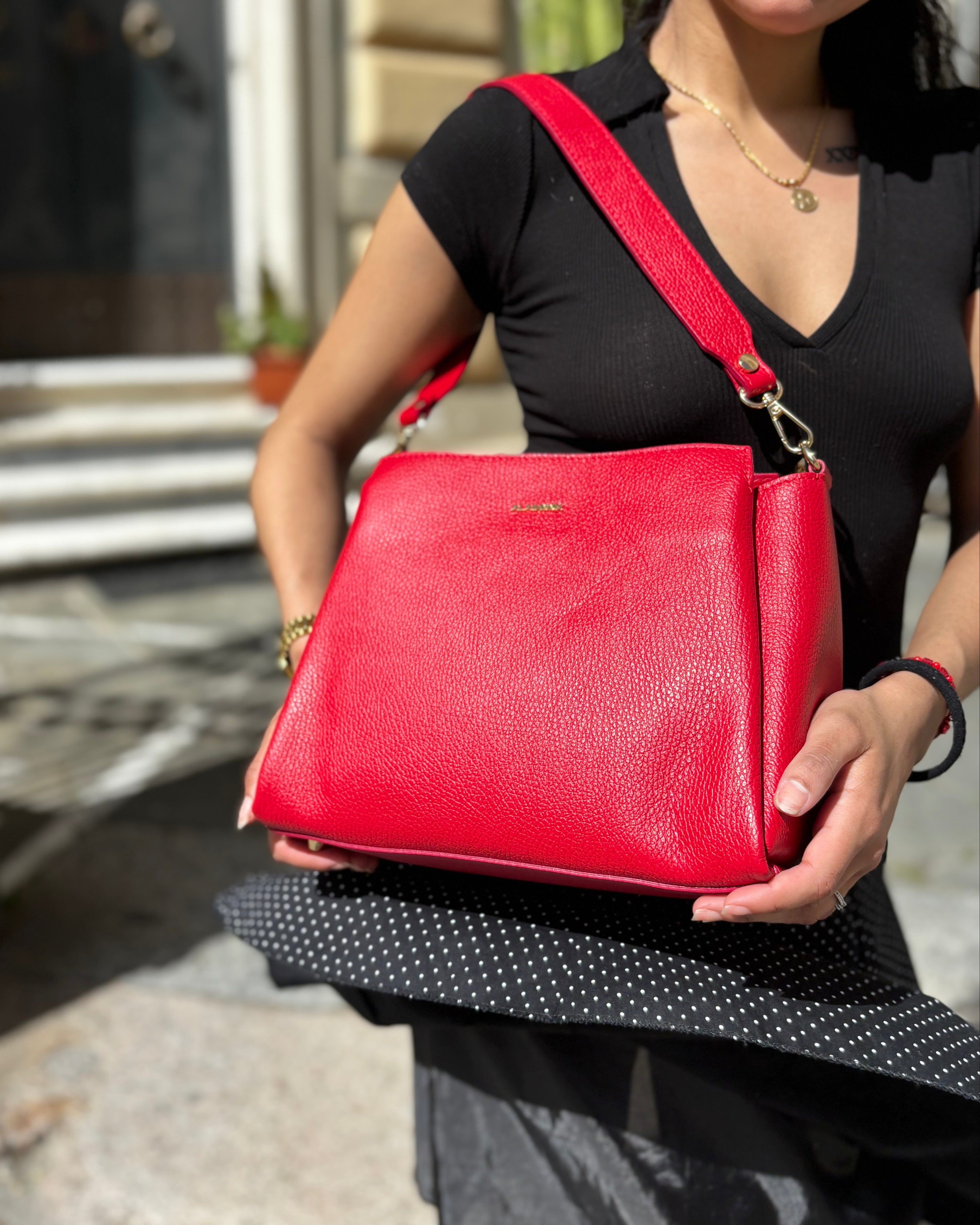 Borsa ESTHER ALAINCOX in vera pelle martellata Made in Italy, elegante, versatile e capiente, con tracolla regolabile, disponibile a Genova Via di Fossatello. Colore rosso