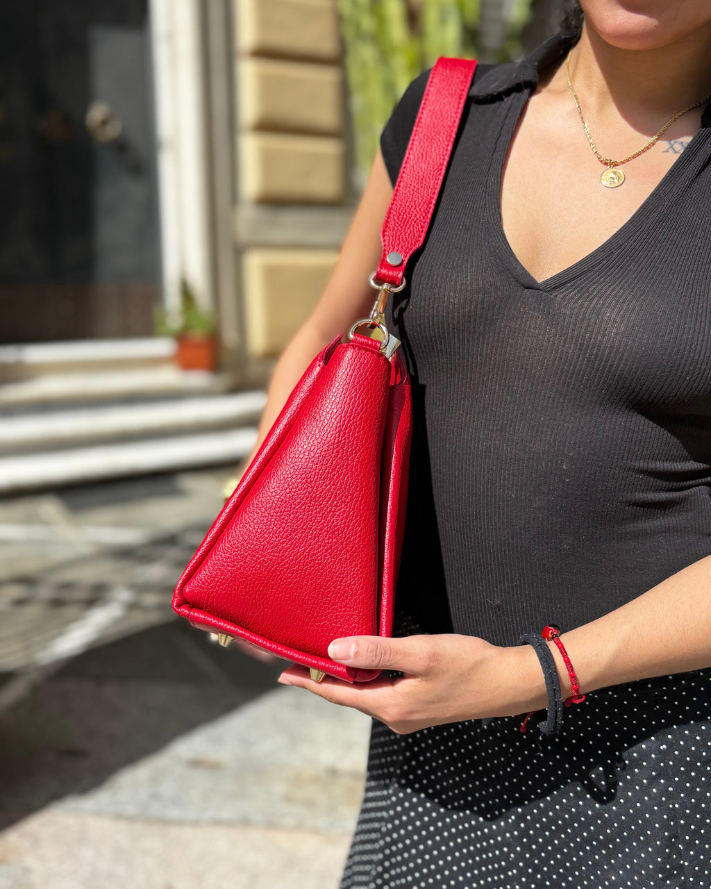 Borsa ESTHER ALAINCOX in vera pelle martellata Made in Italy, elegante, versatile e capiente, con tracolla regolabile, disponibile a Genova Via di Fossatello. Colore rosso