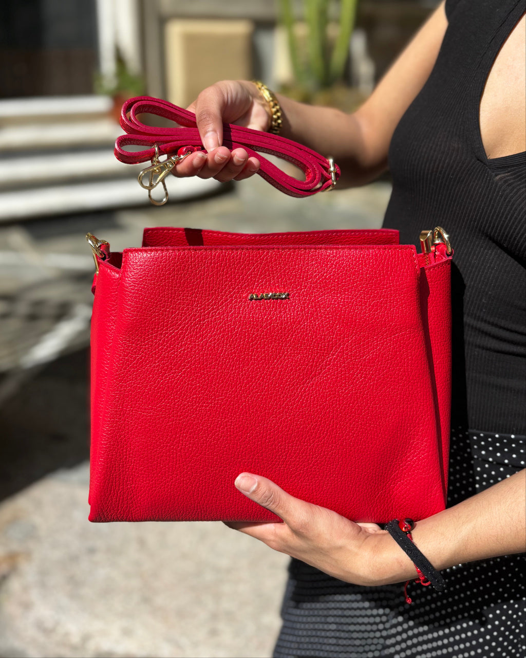Borsa ESTHER ALAINCOX in vera pelle martellata Made in Italy, elegante, versatile e capiente, con tracolla regolabile, disponibile a Genova Via di Fossatello. Colore rosso